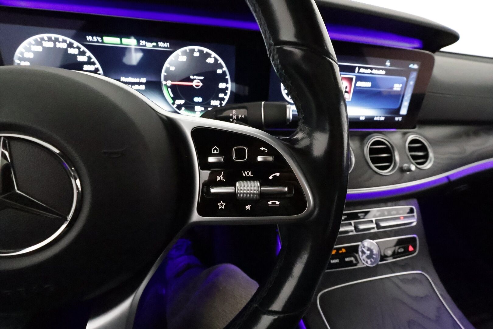 Mercedes-Benz E 2019 300 de T A Business AMG EQ Power * Distronic+ / Panorama / Multibeam LED / Burmester / 360-Kamera / Muistinahat / Widescreen - HUD / 2x Laturit / Kahdet renkaat aluvantein / Supervarusteet!