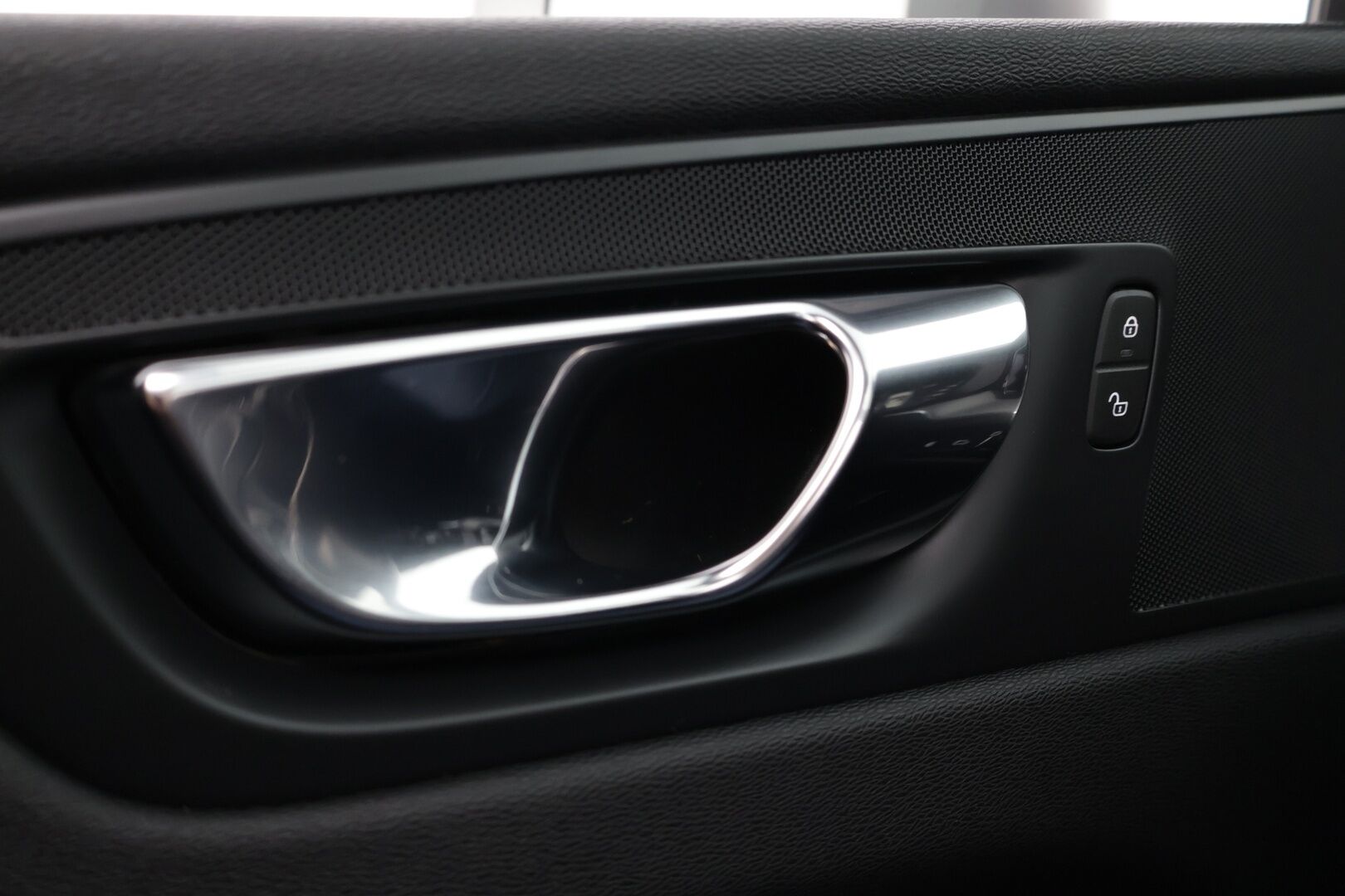 Volvo XC60 2019 T8 AWD R-Design aut - *Panorama / VOC / P.kamera / Koukku / Sport penkit / Navi*