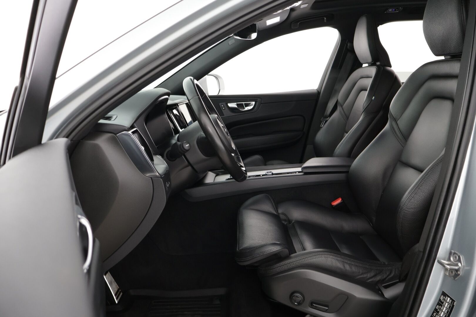 Volvo XC60 2019 T8 AWD R-Design aut - *Panorama / VOC / P.kamera / Koukku / Sport penkit / Navi*