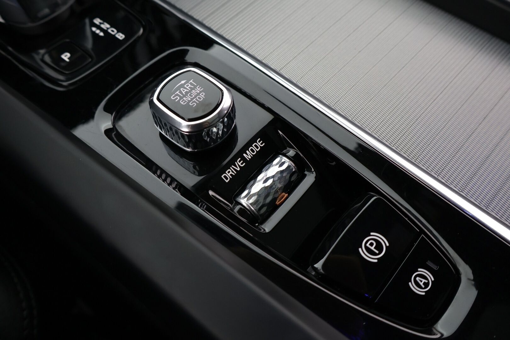 Volvo XC60 2019 T8 AWD R-Design aut - *Panorama / VOC / P.kamera / Koukku / Sport penkit / Navi*