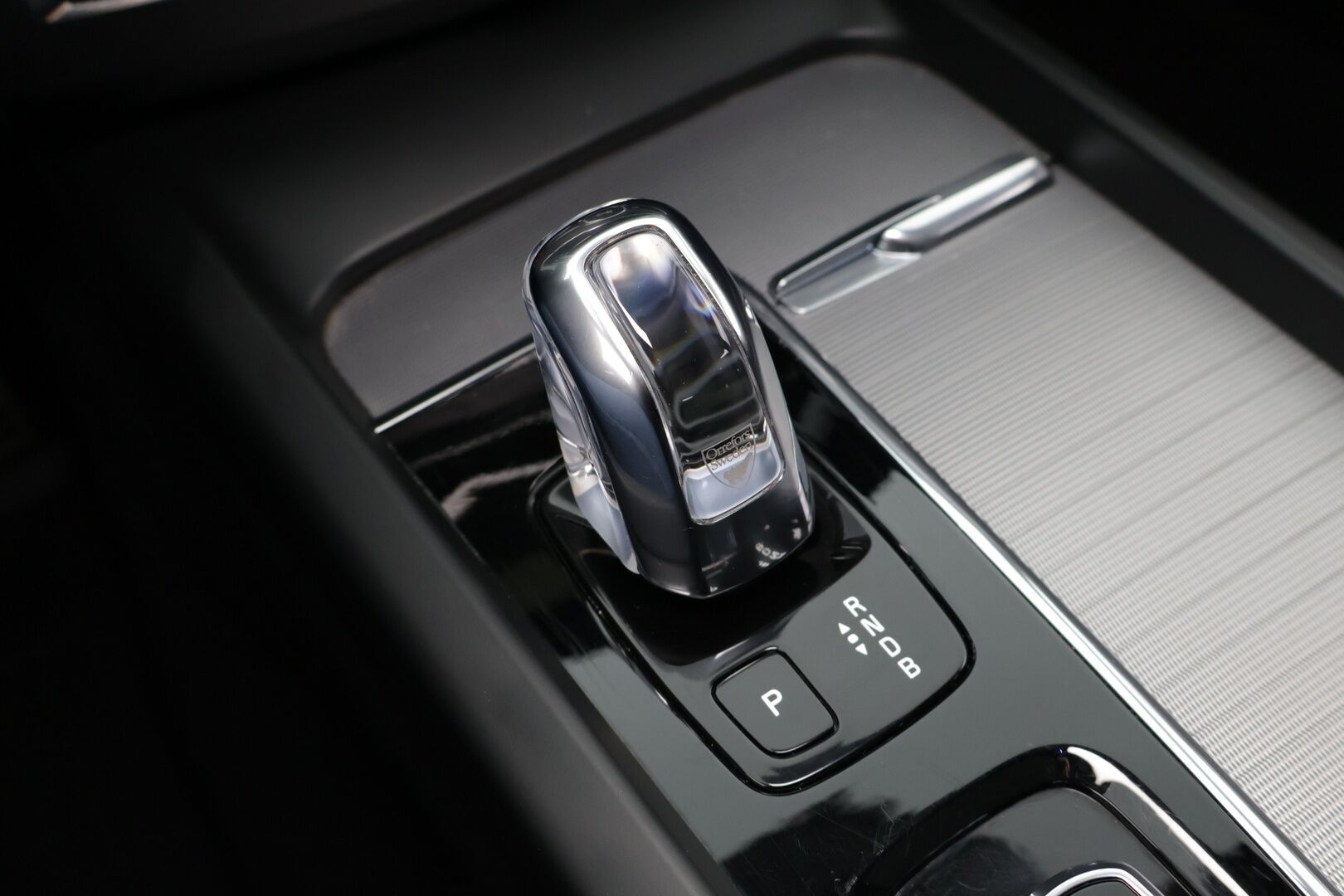 Volvo XC60 2019 T8 AWD R-Design aut - *Panorama / VOC / P.kamera / Koukku / Sport penkit / Navi*