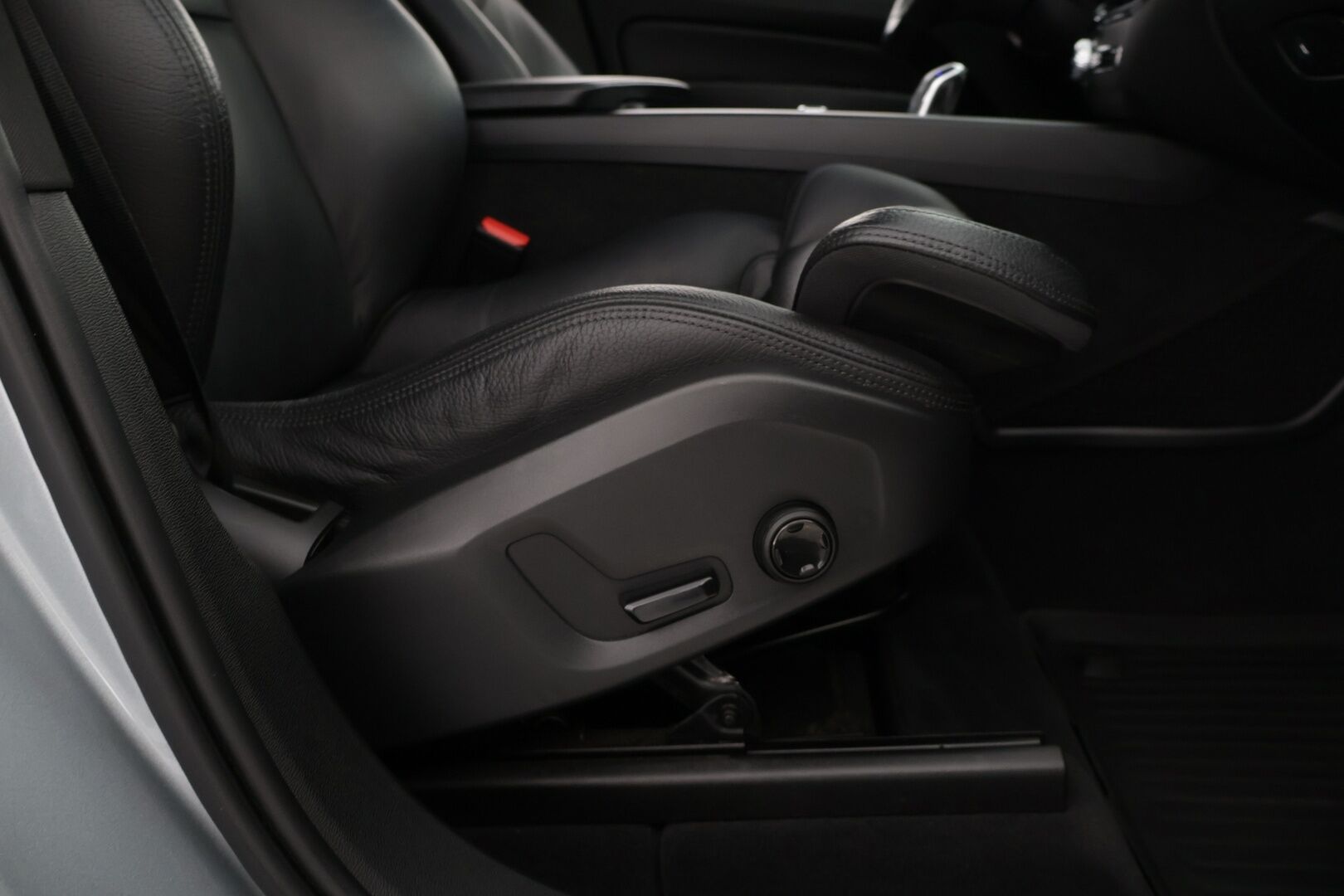 Volvo XC60 2019 T8 AWD R-Design aut - *Panorama / VOC / P.kamera / Koukku / Sport penkit / Navi*