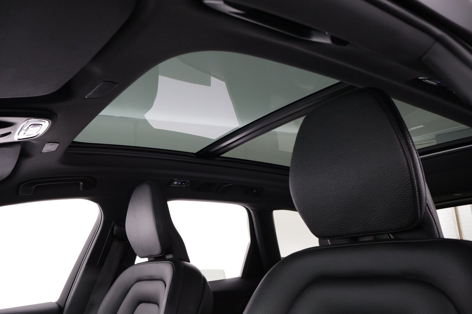 Volvo XC60 2019 T8 AWD R-Design aut - *Panorama / VOC / P.kamera / Koukku / Sport penkit / Navi*