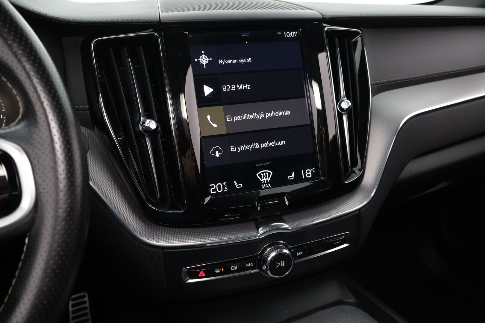 Volvo XC60 2019 T8 AWD R-Design aut - *Panorama / VOC / P.kamera / Koukku / Sport penkit / Navi*