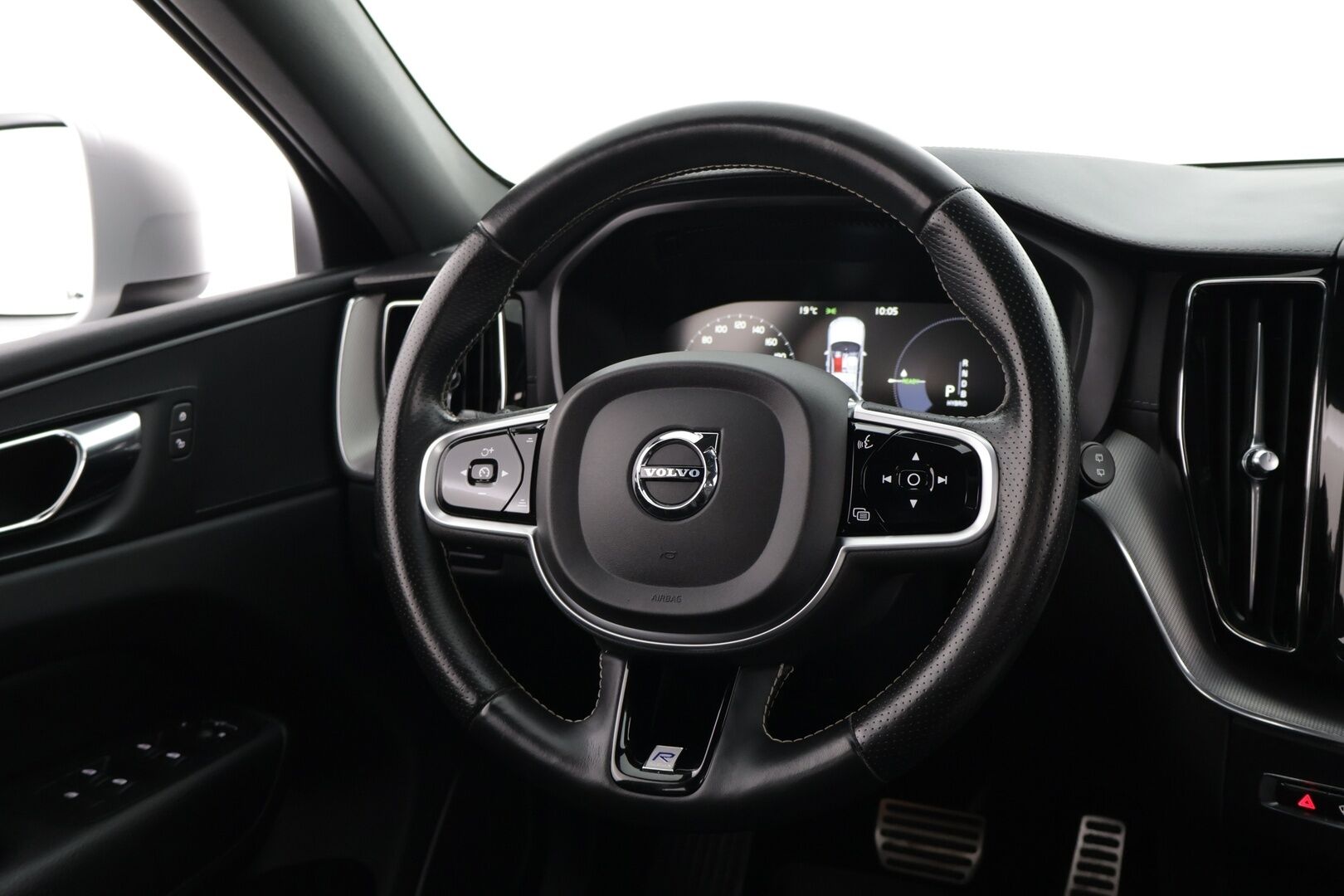 Volvo XC60 2019 T8 AWD R-Design aut - *Panorama / VOC / P.kamera / Koukku / Sport penkit / Navi*