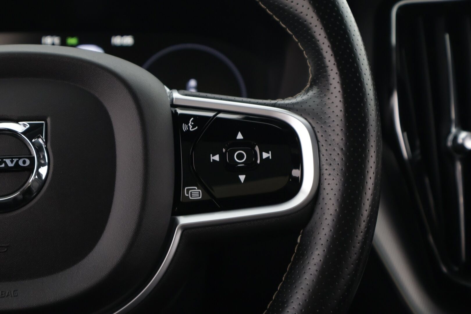 Volvo XC60 2019 T8 AWD R-Design aut - *Panorama / VOC / P.kamera / Koukku / Sport penkit / Navi*