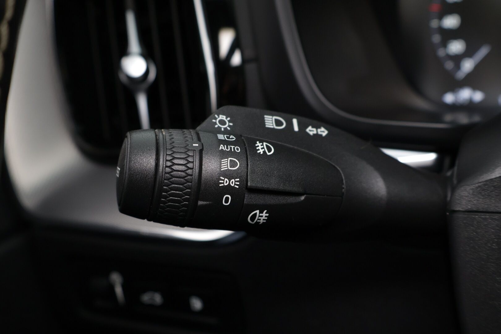 Volvo XC60 2019 T8 AWD R-Design aut - *Panorama / VOC / P.kamera / Koukku / Sport penkit / Navi*