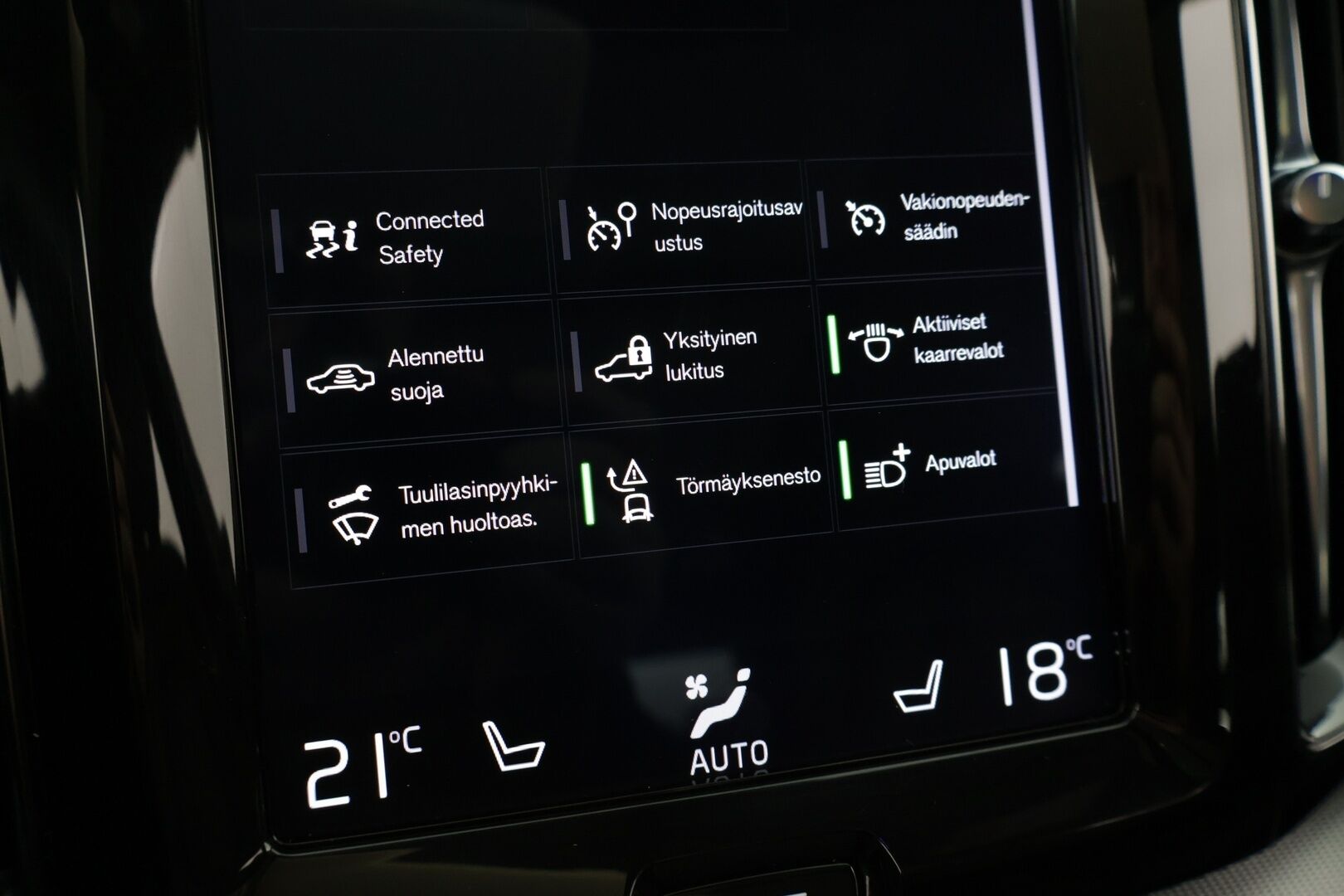 Volvo XC60 2019 T8 AWD R-Design aut - *Panorama / VOC / P.kamera / Koukku / Sport penkit / Navi*