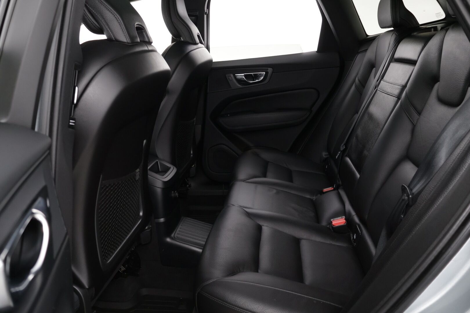 Volvo XC60 2019 T8 AWD R-Design aut - *Panorama / VOC / P.kamera / Koukku / Sport penkit / Navi*