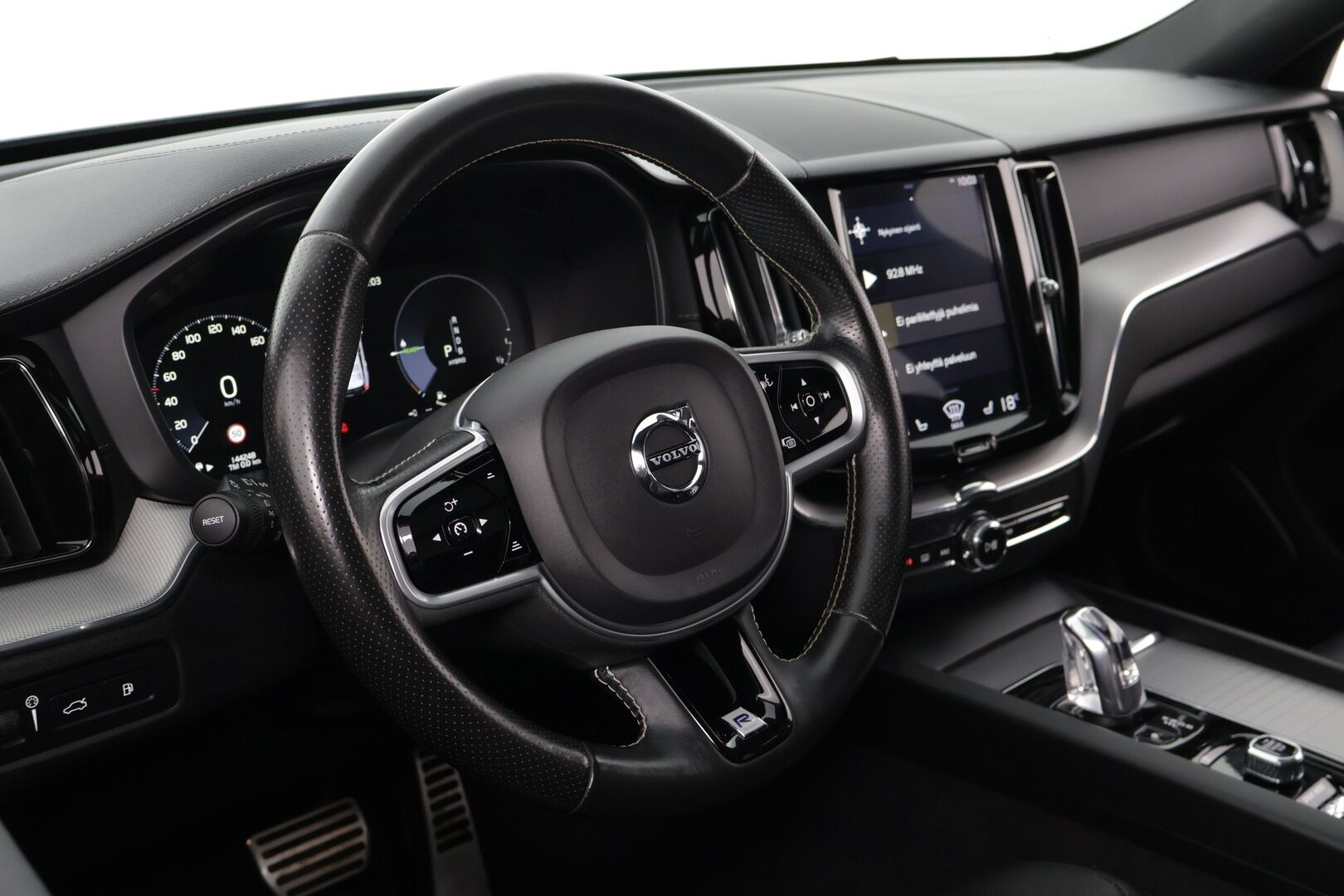 Volvo XC60 2019 T8 AWD R-Design aut - *Panorama / VOC / P.kamera / Koukku / Sport penkit / Navi*