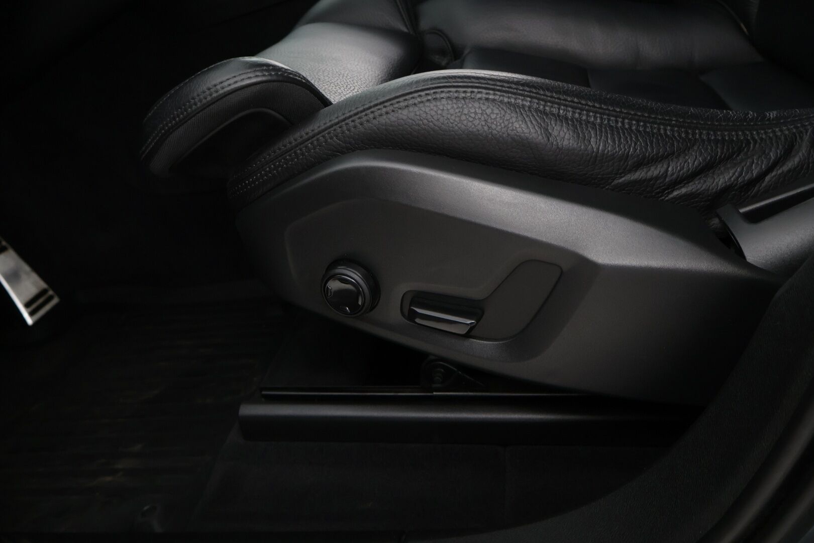 Volvo XC60 2019 T8 AWD R-Design aut - *Panorama / VOC / P.kamera / Koukku / Sport penkit / Navi*