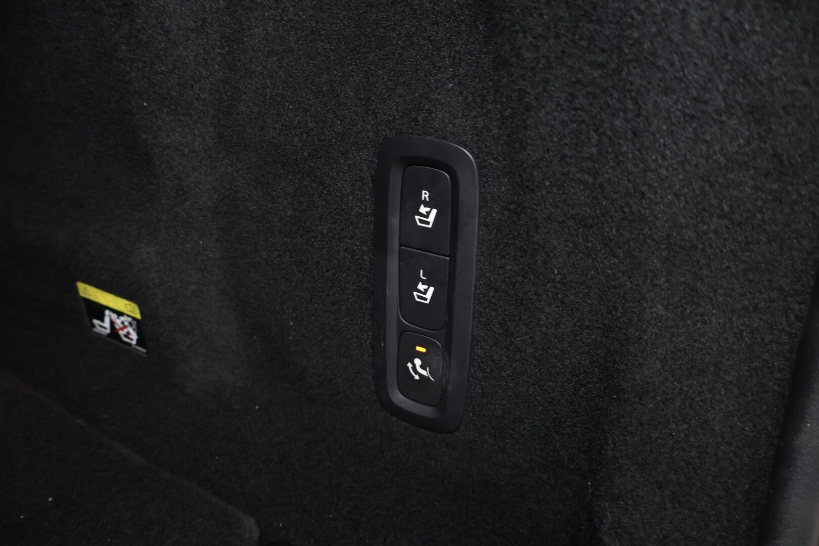 Volvo XC60 2019 T8 AWD R-Design aut - *Panorama / VOC / P.kamera / Koukku / Sport penkit / Navi*