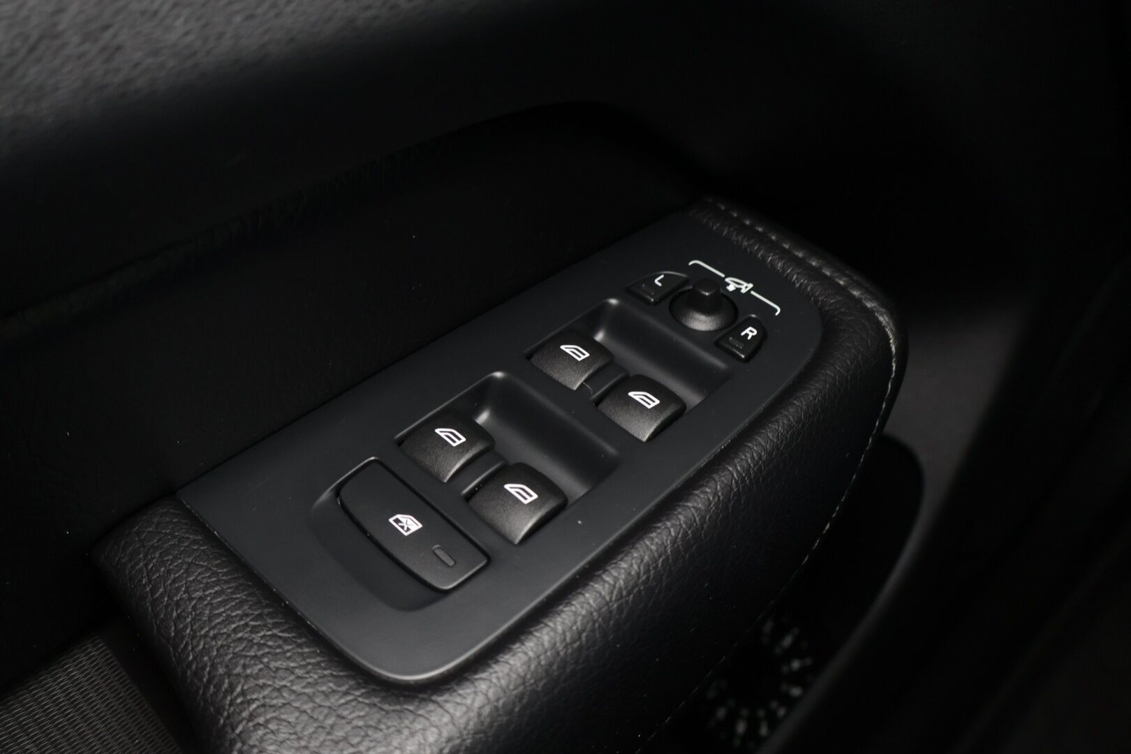 Volvo XC60 2019 T8 AWD R-Design aut - *Panorama / VOC / P.kamera / Koukku / Sport penkit / Navi*