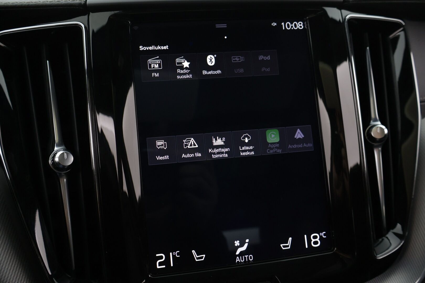 Volvo XC60 2019 T8 AWD R-Design aut - *Panorama / VOC / P.kamera / Koukku / Sport penkit / Navi*