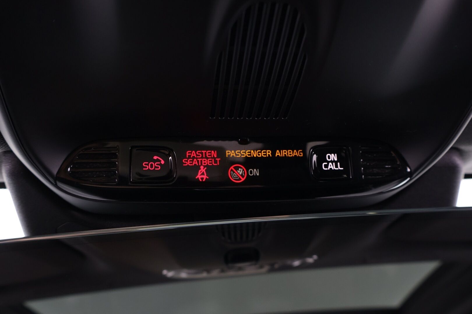 Volvo XC60 2019 T8 AWD R-Design aut - *Panorama / VOC / P.kamera / Koukku / Sport penkit / Navi*