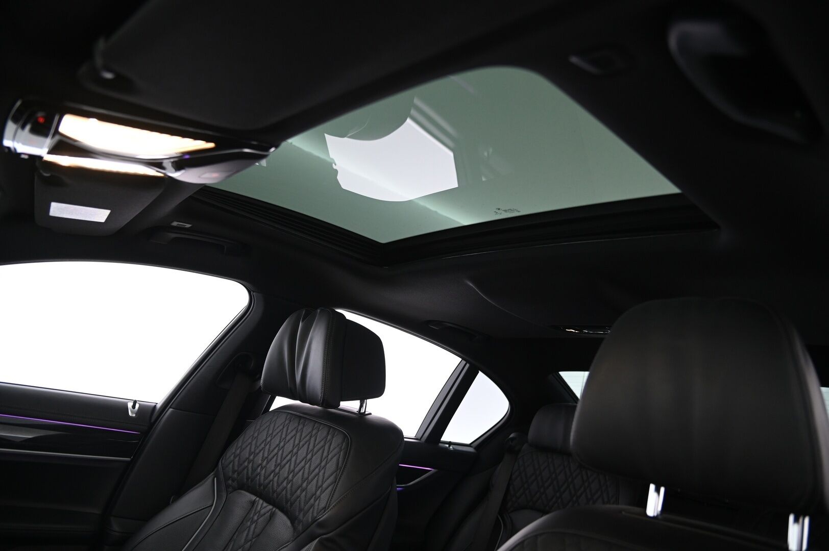 BMW 745 2019 G11 Sedan 745e A - Hierovat&Ilmastoidut Penkit | Panorama | HUD | ACC | 360° Kamera | Hifi Sound System | Erikoisväri | BLIS | Laser Valot | Soft Close | 2x Renkaat&Vanteet | DAB | Akku Kuntotarkastettu