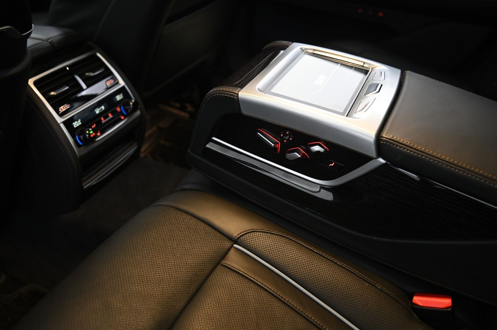 BMW 745 2019 G11 Sedan 745e A - Hierovat&Ilmastoidut Penkit | Panorama | HUD | ACC | 360° Kamera | Hifi Sound System | Erikoisväri | BLIS | Laser Valot | Soft Close | 2x Renkaat&Vanteet | DAB | Akku Kuntotarkastettu