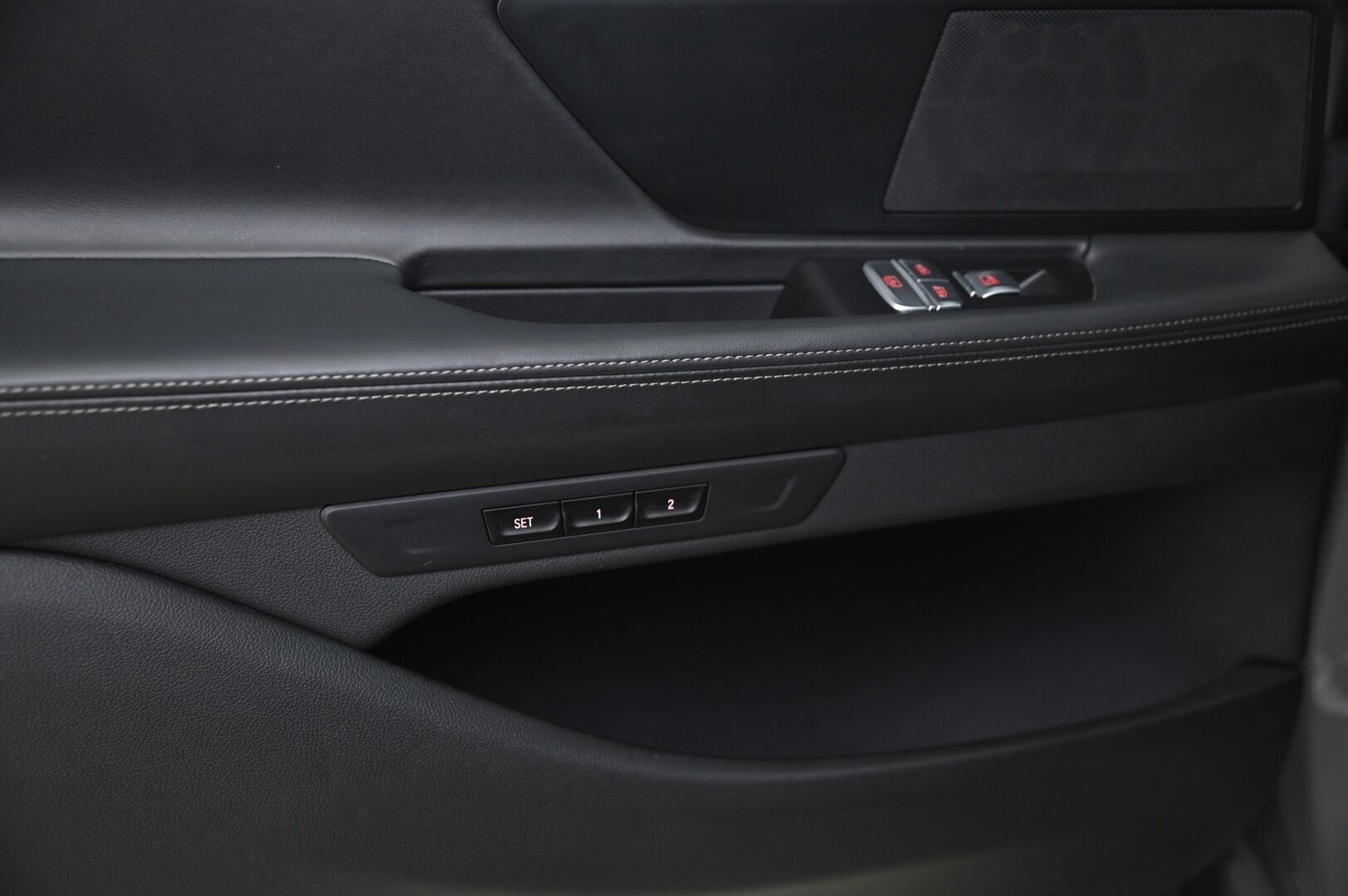 BMW 745 2019 G11 Sedan 745e A - Hierovat&Ilmastoidut Penkit | Panorama | HUD | ACC | 360° Kamera | Hifi Sound System | Erikoisväri | BLIS | Laser Valot | Soft Close | 2x Renkaat&Vanteet | DAB | Akku Kuntotarkastettu