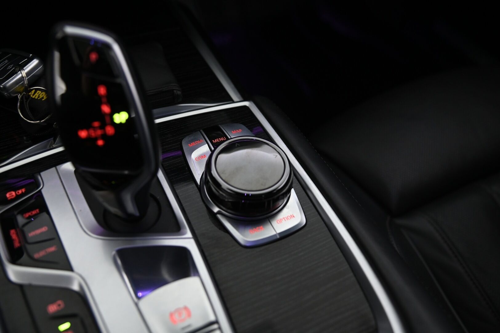 BMW 745 2019 G11 Sedan 745e A - Hierovat&Ilmastoidut Penkit | Panorama | HUD | ACC | 360° Kamera | Hifi Sound System | Erikoisväri | BLIS | Laser Valot | Soft Close | 2x Renkaat&Vanteet | DAB | Akku Kuntotarkastettu