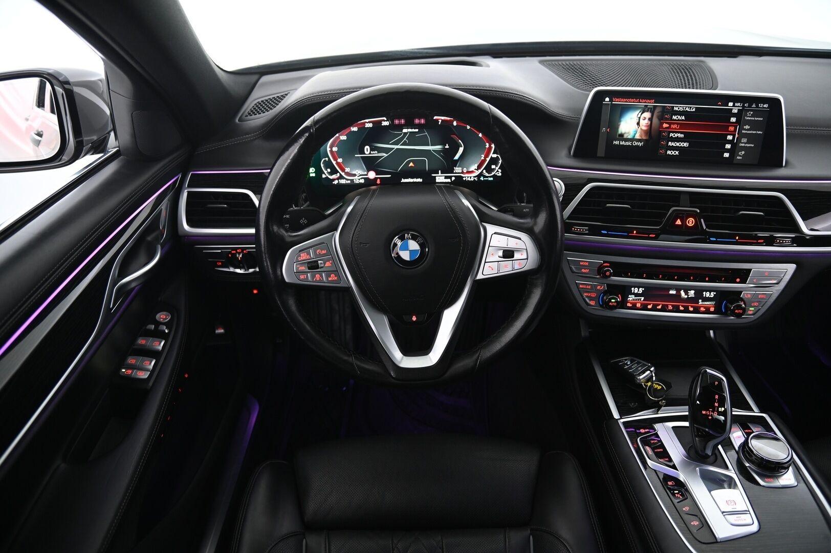 BMW 745 2019 G11 Sedan 745e A - Hierovat&Ilmastoidut Penkit | Panorama | HUD | ACC | 360° Kamera | Hifi Sound System | Erikoisväri | BLIS | Laser Valot | Soft Close | 2x Renkaat&Vanteet | DAB | Akku Kuntotarkastettu