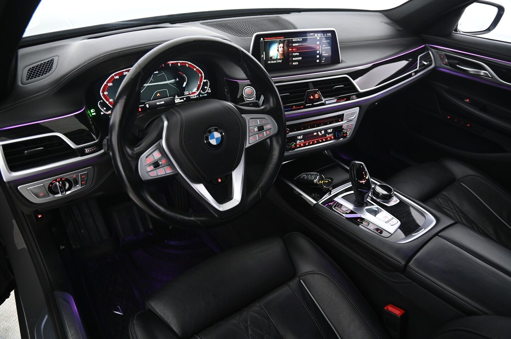 BMW 745 2019 G11 Sedan 745e A - Hierovat&Ilmastoidut Penkit | Panorama | HUD | ACC | 360° Kamera | Hifi Sound System | Erikoisväri | BLIS | Laser Valot | Soft Close | 2x Renkaat&Vanteet | DAB | Akku Kuntotarkastettu