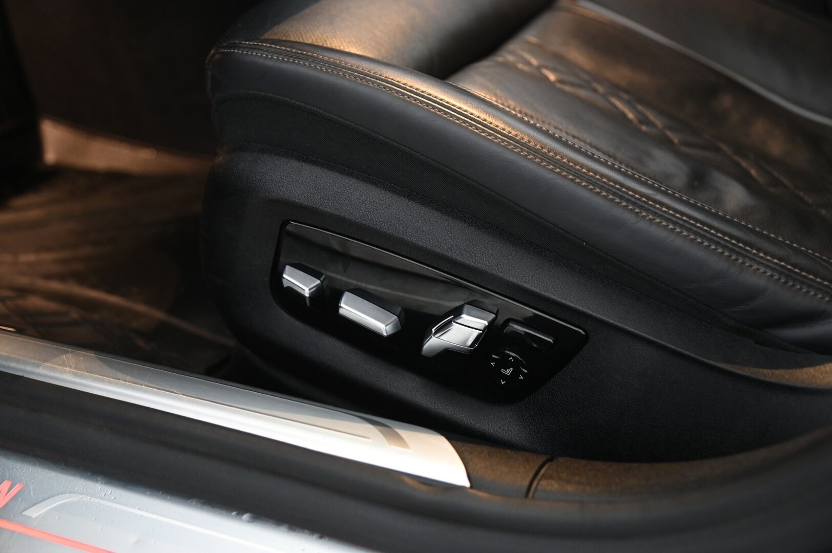 BMW 745 2019 G11 Sedan 745e A - Hierovat&Ilmastoidut Penkit | Panorama | HUD | ACC | 360° Kamera | Hifi Sound System | Erikoisväri | BLIS | Laser Valot | Soft Close | 2x Renkaat&Vanteet | DAB | Akku Kuntotarkastettu