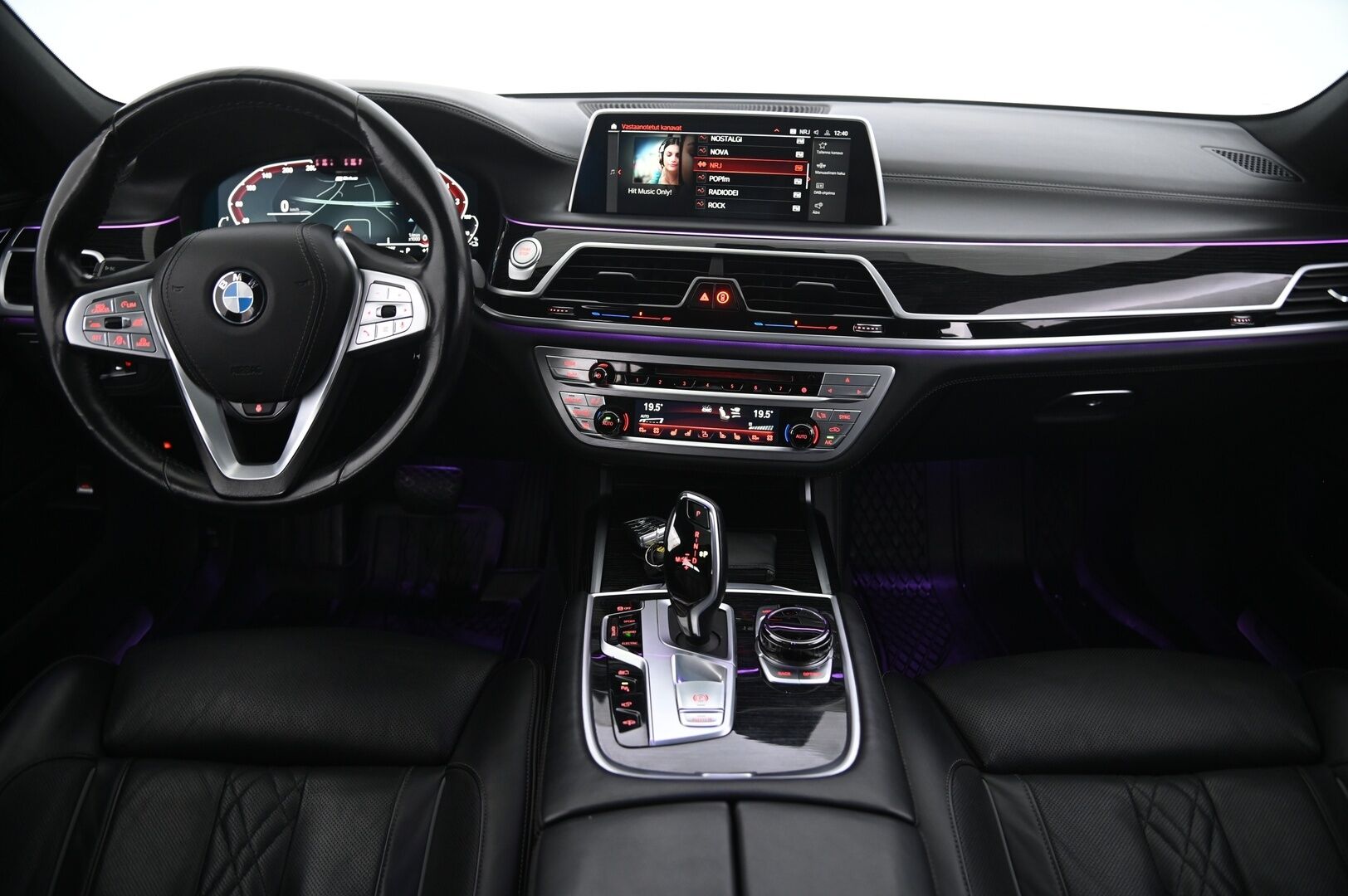 BMW 745 2019 G11 Sedan 745e A - Hierovat&Ilmastoidut Penkit | Panorama | HUD | ACC | 360° Kamera | Hifi Sound System | Erikoisväri | BLIS | Laser Valot | Soft Close | 2x Renkaat&Vanteet | DAB | Akku Kuntotarkastettu