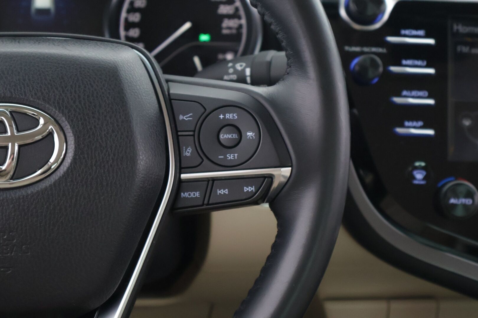 Toyota Camry 2021 2,5 Hybrid Style / Toyota Relax / Adapt. Cruise / Lohko / Vaaleat nahat / BLIS / Kahdet renkaat * - / Huippuvarusteet / Merkkiliikkeen huoltokirja / Juuri huollettu ja katsastettu / 
