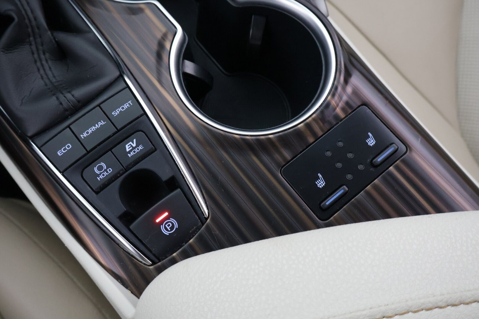 Toyota Camry 2021 2,5 Hybrid Style / Toyota Relax / Adapt. Cruise / Lohko / Vaaleat nahat / BLIS / Kahdet renkaat * - / Huippuvarusteet / Merkkiliikkeen huoltokirja / Juuri huollettu ja katsastettu / 