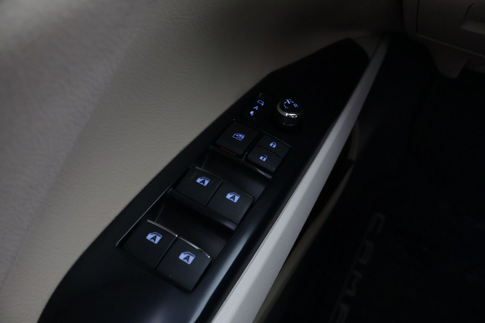 Toyota Camry 2021 2,5 Hybrid Style / Toyota Relax / Adapt. Cruise / Lohko / Vaaleat nahat / BLIS / Kahdet renkaat * - / Huippuvarusteet / Merkkiliikkeen huoltokirja / Juuri huollettu ja katsastettu / 