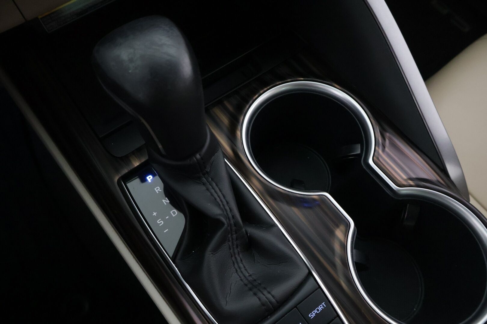Toyota Camry 2021 2,5 Hybrid Style / Toyota Relax / Adapt. Cruise / Lohko / Vaaleat nahat / BLIS / Kahdet renkaat * - / Huippuvarusteet / Merkkiliikkeen huoltokirja / Juuri huollettu ja katsastettu / 