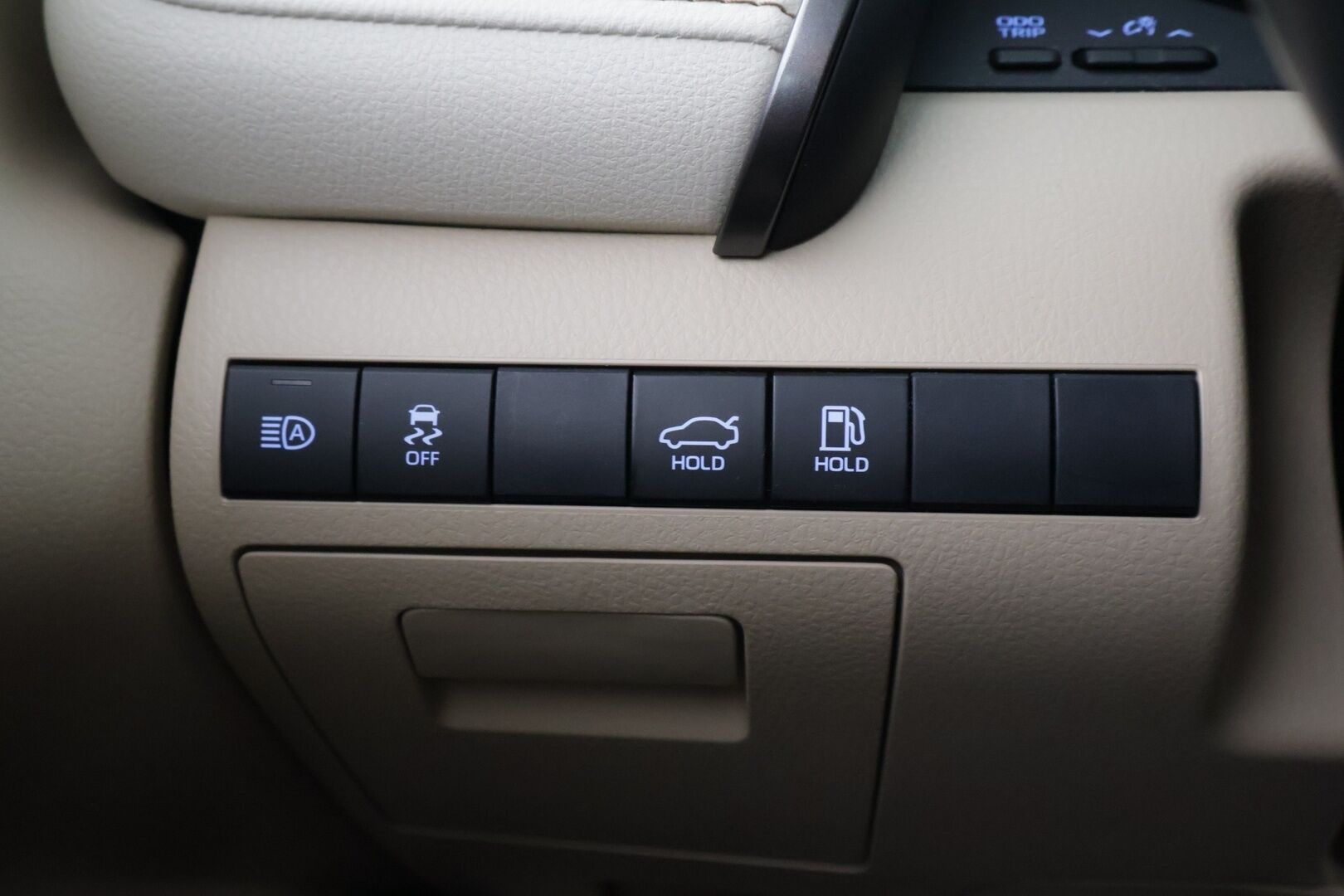 Toyota Camry 2021 2,5 Hybrid Style / Toyota Relax / Adapt. Cruise / Lohko / Vaaleat nahat / BLIS / Kahdet renkaat * - / Huippuvarusteet / Merkkiliikkeen huoltokirja / Juuri huollettu ja katsastettu / 