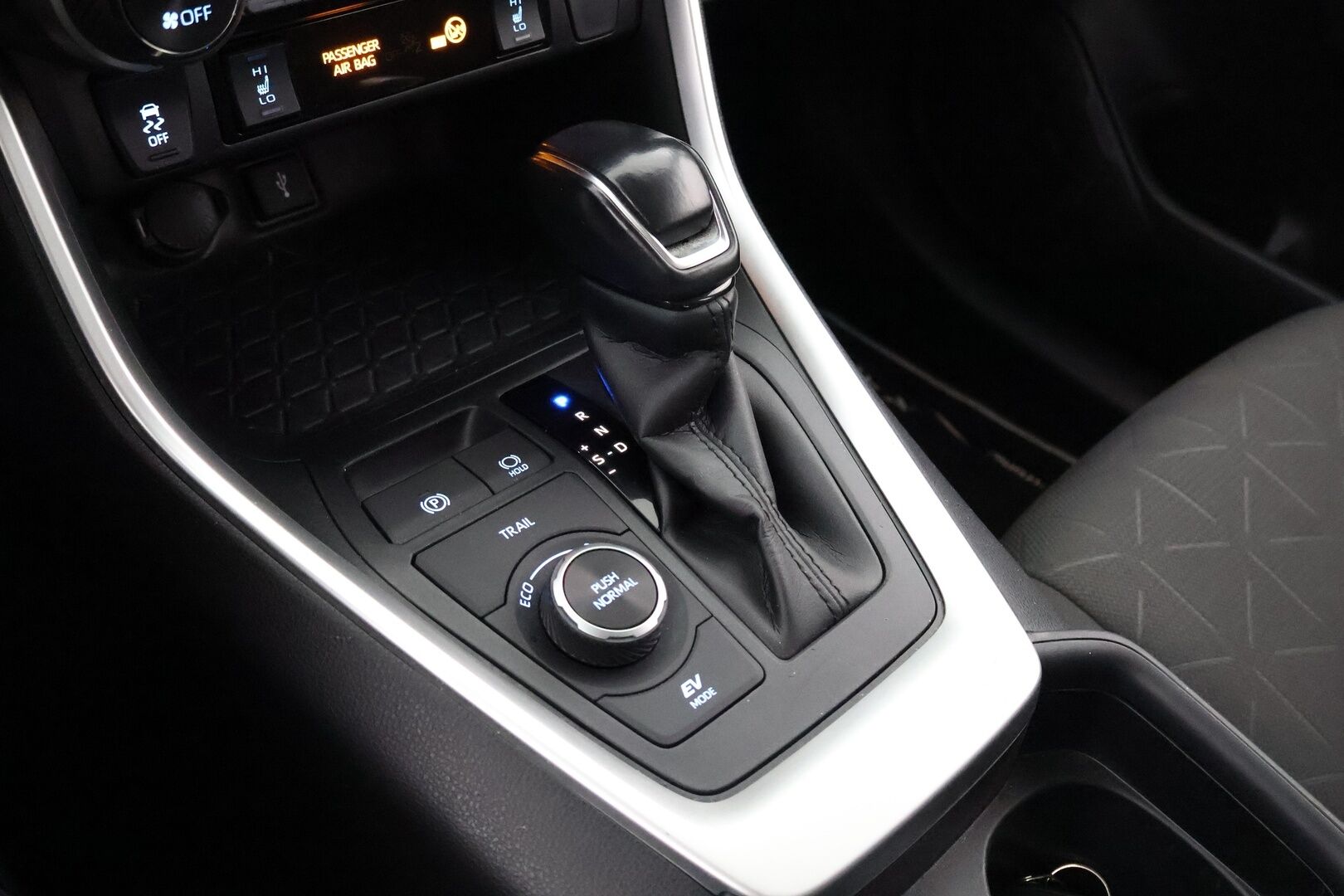 Toyota RAV4 2020 2,5 Hybrid AWD-i Active - 3,99 % KORKOTARJOUS TÄHÄN AUTOON - Suomiauto / Merkkihuollot / Adapt.Vakkari / Peruutuskamera / Adapt.LED / Vetokoukku / Ratinlämmitys / Lohko & Sisäpistoke / Juuri tullut Tampereelle!