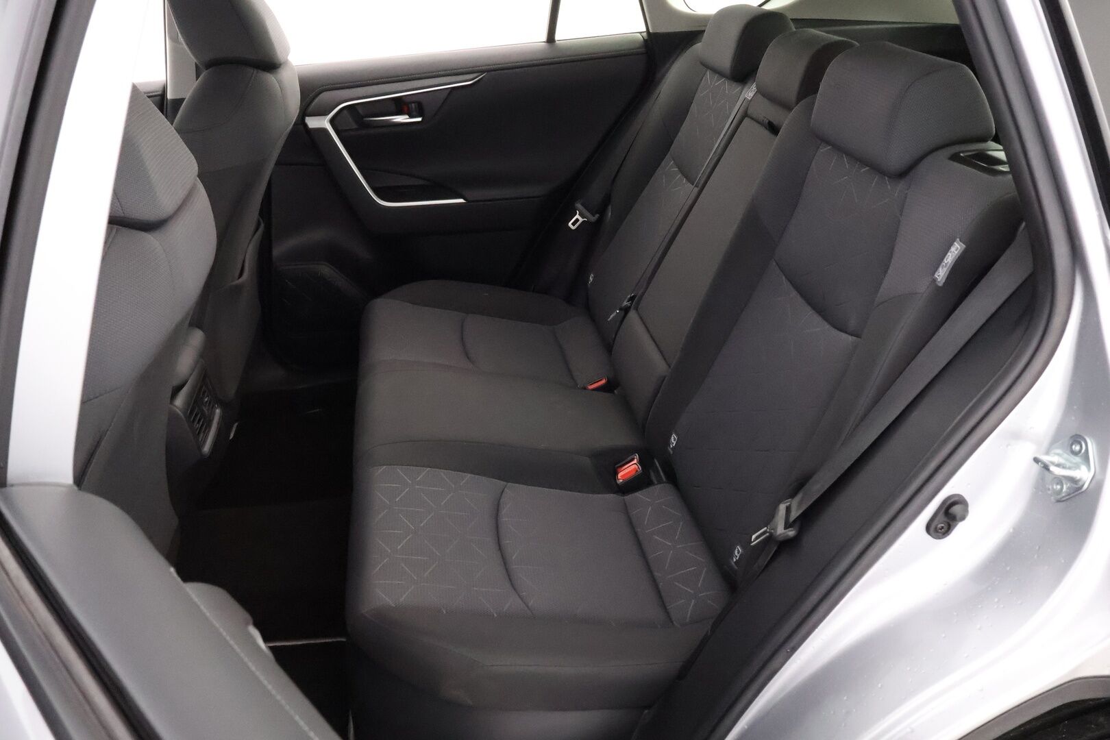 Toyota RAV4 2020 2,5 Hybrid AWD-i Active - 3,99 % KORKOTARJOUS TÄHÄN AUTOON - Suomiauto / Merkkihuollot / Adapt.Vakkari / Peruutuskamera / Adapt.LED / Vetokoukku / Ratinlämmitys / Lohko & Sisäpistoke / Juuri tullut Tampereelle!