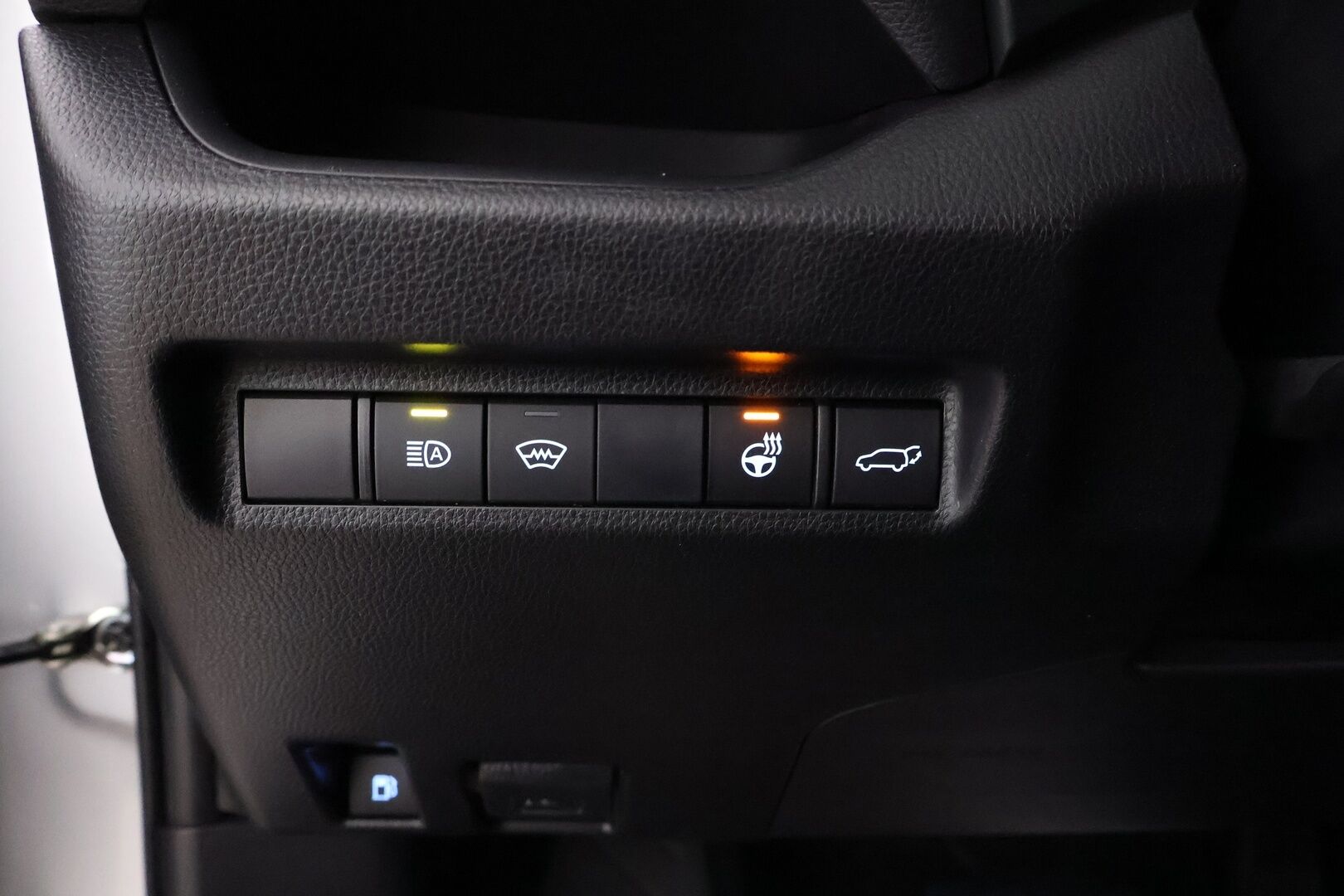Toyota RAV4 2020 2,5 Hybrid AWD-i Active - 3,99 % KORKOTARJOUS TÄHÄN AUTOON - Suomiauto / Merkkihuollot / Adapt.Vakkari / Peruutuskamera / Adapt.LED / Vetokoukku / Ratinlämmitys / Lohko & Sisäpistoke / Juuri tullut Tampereelle!