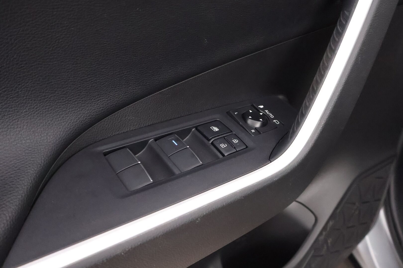 Toyota RAV4 2020 2,5 Hybrid AWD-i Active - 3,99 % KORKOTARJOUS TÄHÄN AUTOON - Suomiauto / Merkkihuollot / Adapt.Vakkari / Peruutuskamera / Adapt.LED / Vetokoukku / Ratinlämmitys / Lohko & Sisäpistoke / Juuri tullut Tampereelle!