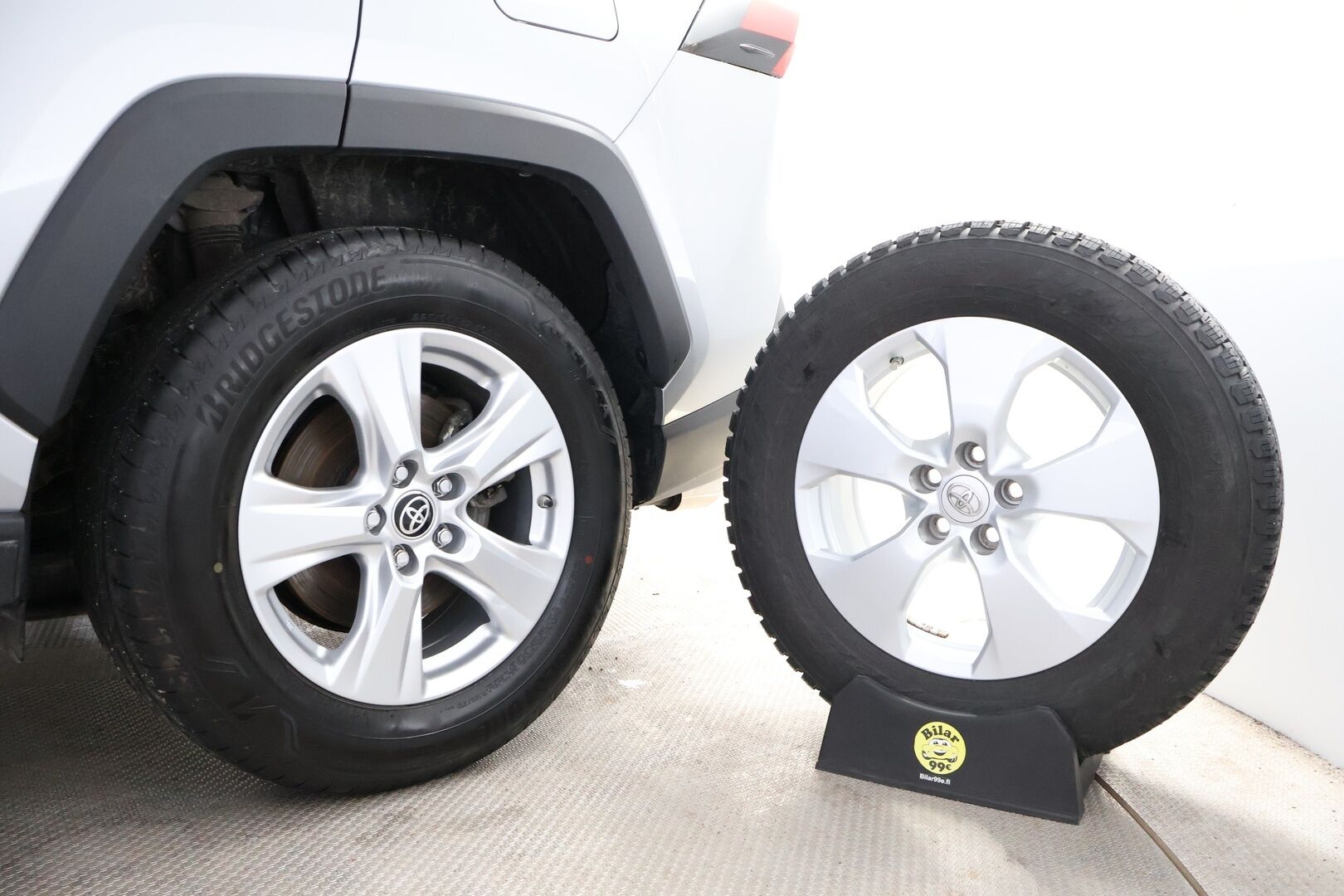 Toyota RAV4 2020 2,5 Hybrid AWD-i Active - 3,99 % KORKOTARJOUS TÄHÄN AUTOON - Suomiauto / Merkkihuollot / Adapt.Vakkari / Peruutuskamera / Adapt.LED / Vetokoukku / Ratinlämmitys / Lohko & Sisäpistoke / Juuri tullut Tampereelle!