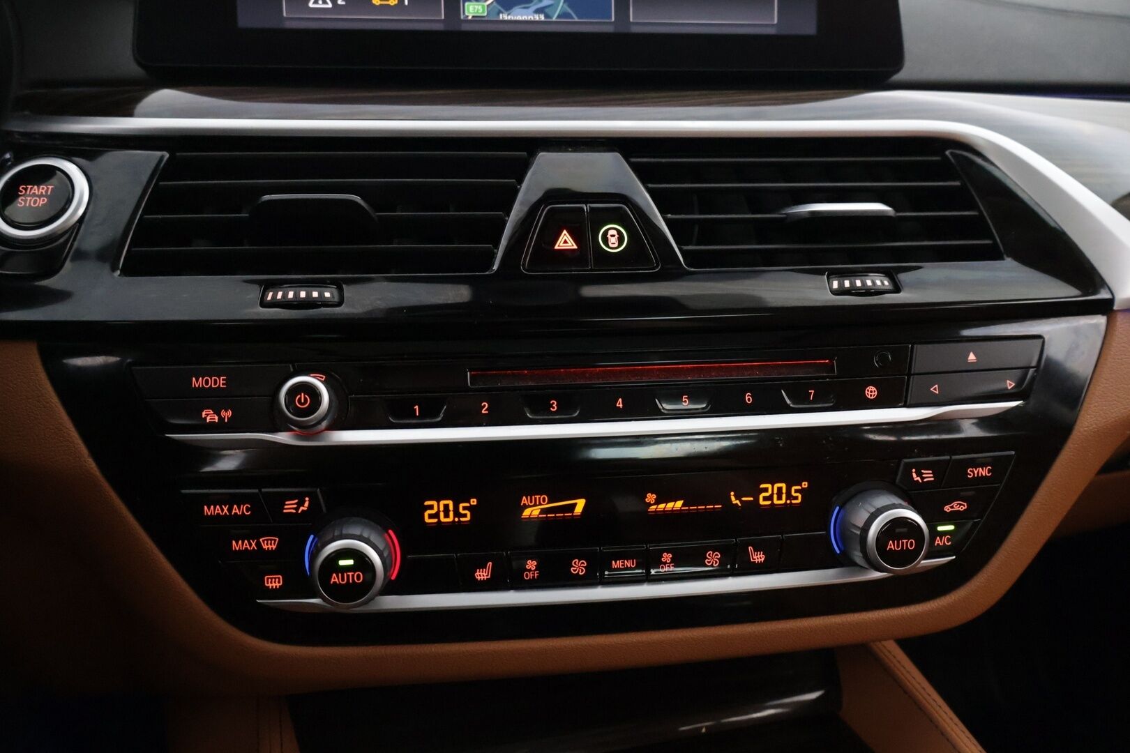 BMW 530 2019 530e iPerformance Sedan *Kattoluukku / Konjakkinahat / 360-Kamera / Hierovat penkit /  Ambient / Prof.Navi* - Comfort Access / Muistipenkit / Kahdet renkaat ja vanteet