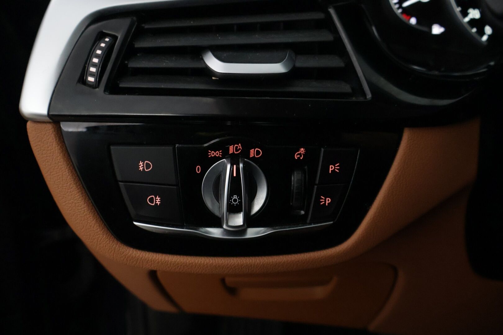 BMW 530 2019 530e iPerformance Sedan *Kattoluukku / Konjakkinahat / 360-Kamera / Hierovat penkit /  Ambient / Prof.Navi* - Comfort Access / Muistipenkit / Kahdet renkaat ja vanteet