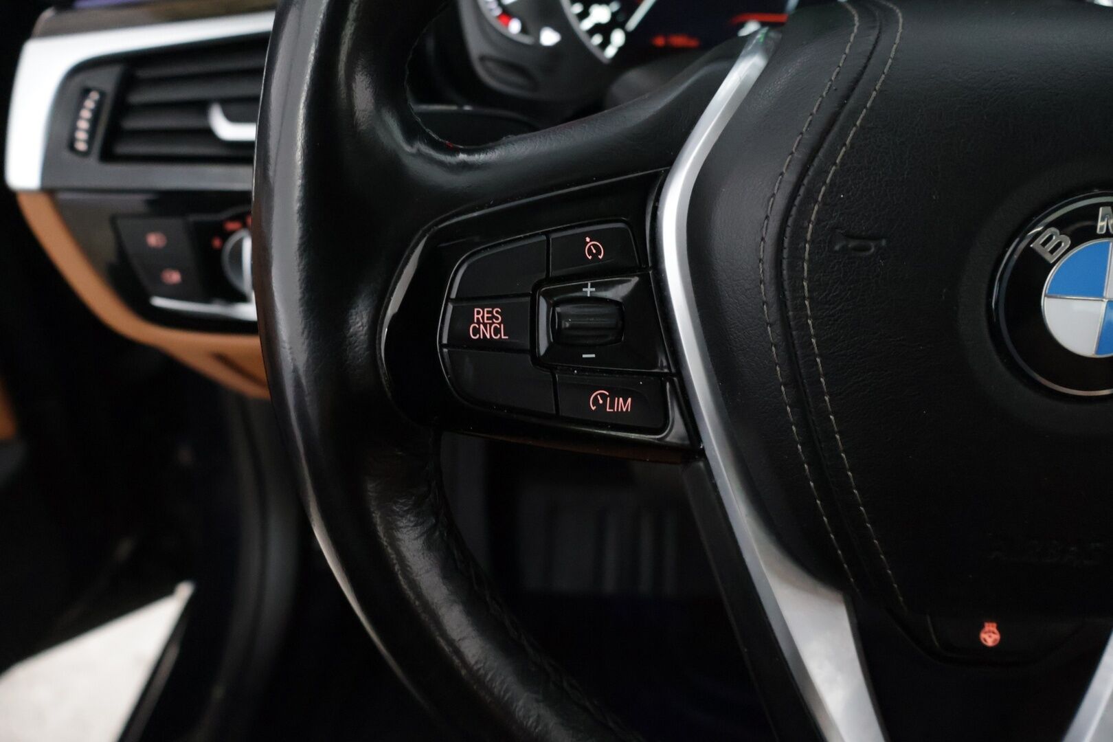 BMW 530 2019 530e iPerformance Sedan *Kattoluukku / Konjakkinahat / 360-Kamera / Hierovat penkit /  Ambient / Prof.Navi* - Comfort Access / Muistipenkit / Kahdet renkaat ja vanteet