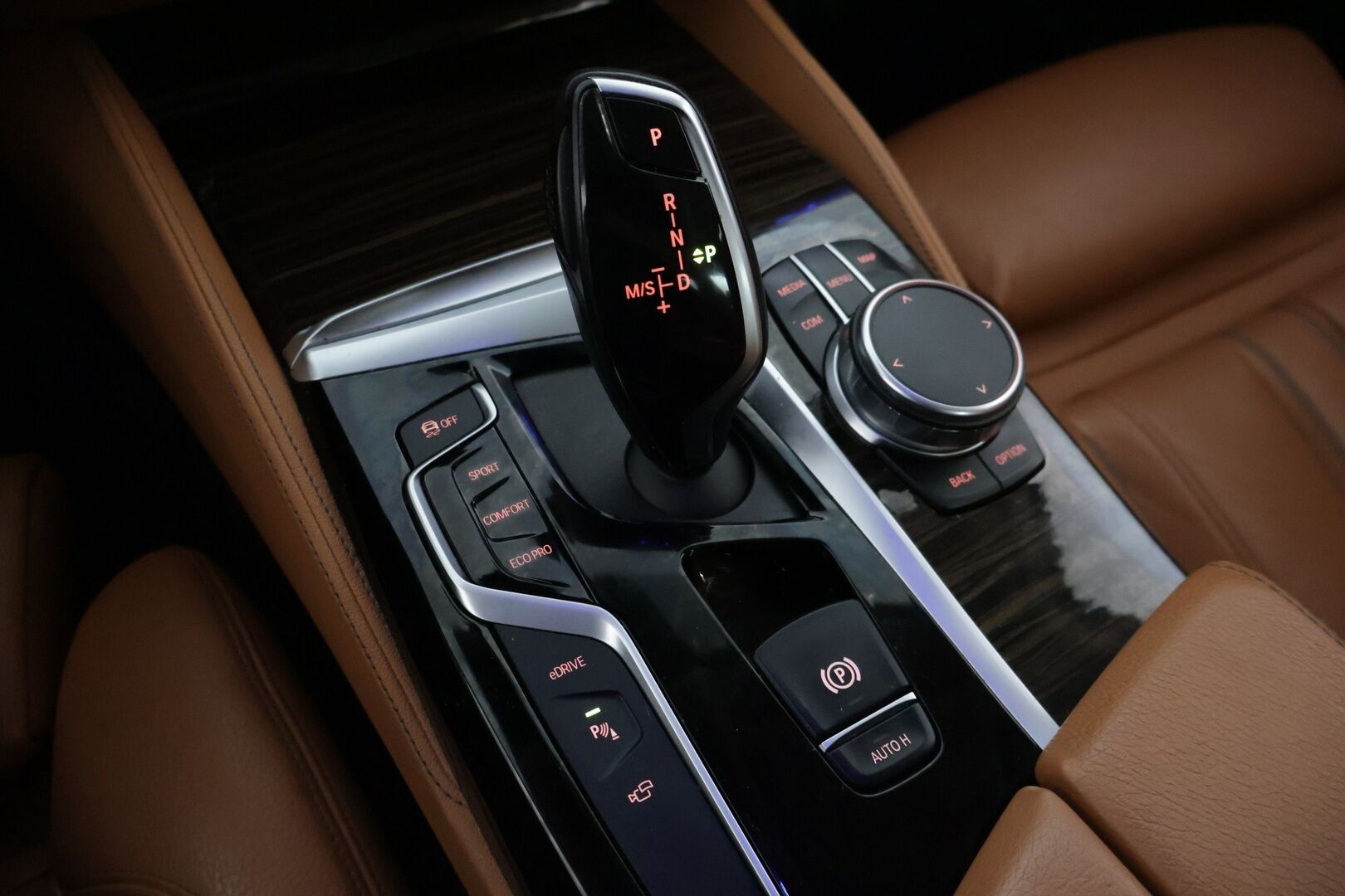 BMW 530 2019 530e iPerformance Sedan *Kattoluukku / Konjakkinahat / 360-Kamera / Hierovat penkit /  Ambient / Prof.Navi* - Comfort Access / Muistipenkit / Kahdet renkaat ja vanteet