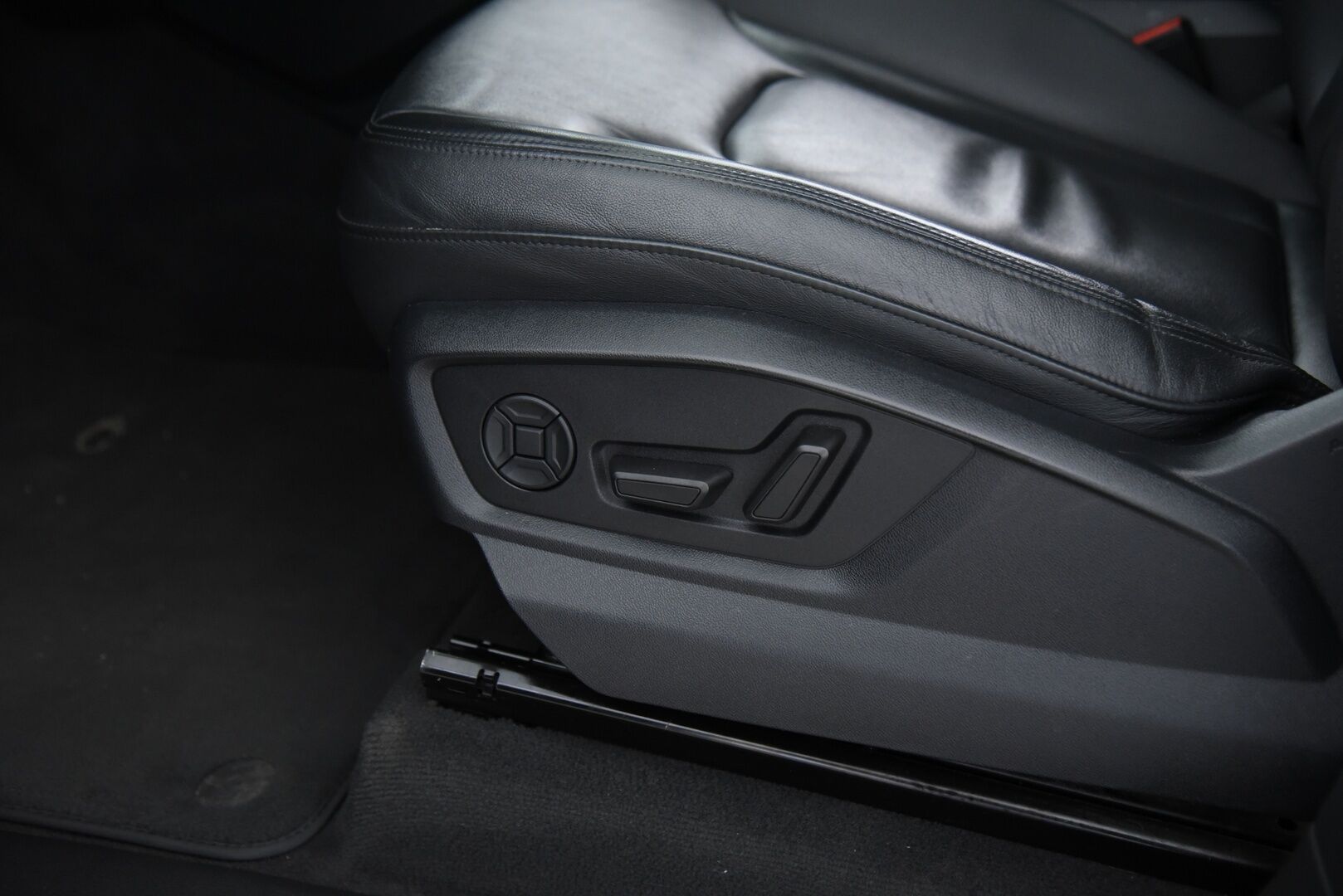 Audi Q7 2021 Business S line 55 TFSI e quattro tiptronic / Adapt.vak / Matrix-LED / P-kamera / Sähkösäädöt / Vetokoukku - Merkkiliikkeen huoltama / 2x Vanteet / Ilma-alusta / - HULLUT VÄLIPÄIVÄT KORKOTARJOUS 2,49%