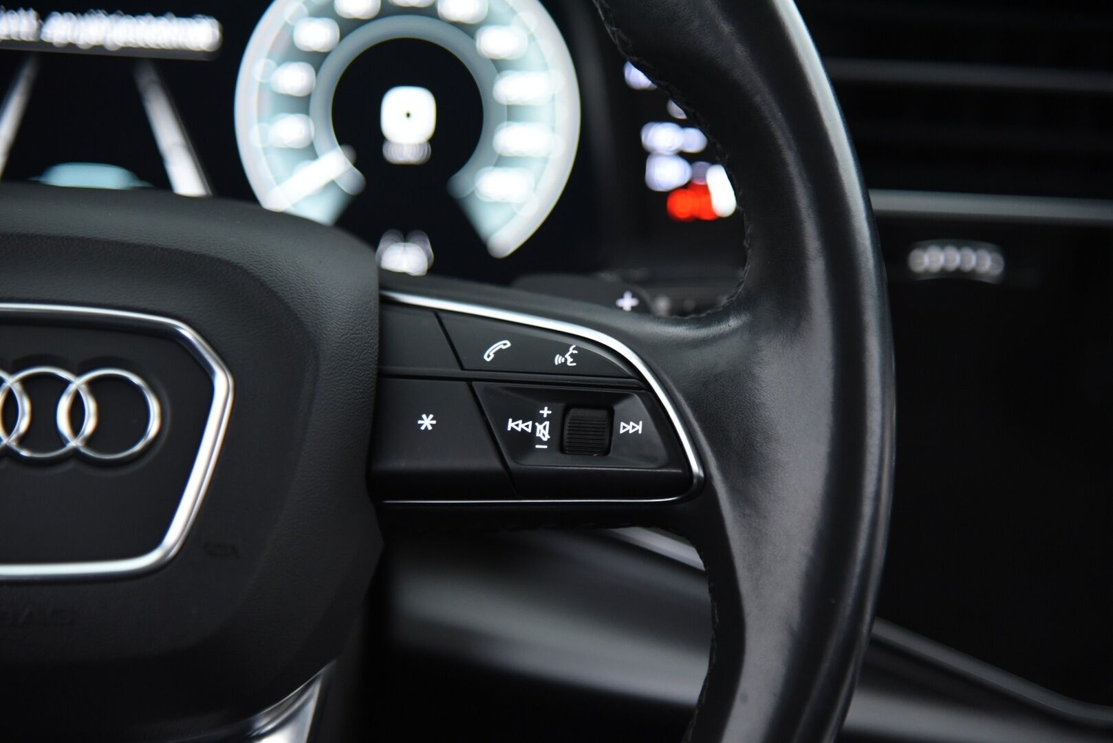 Audi Q7 2021 Business S line 55 TFSI e quattro tiptronic / Adapt.vak / Matrix-LED / P-kamera / Sähkösäädöt / Vetokoukku - Merkkiliikkeen huoltama / 2x Vanteet / Ilma-alusta / - HULLUT VÄLIPÄIVÄT KORKOTARJOUS 2,49%