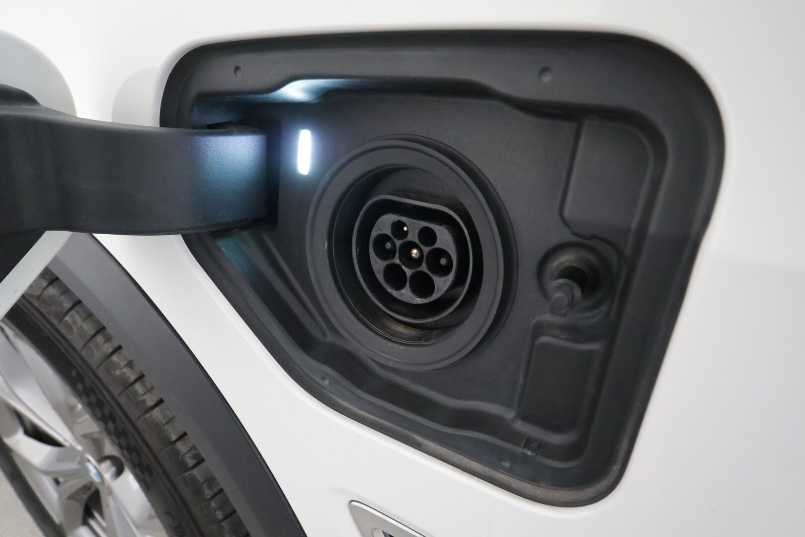 BMW X5 2020 G05 xDrive45e A Charged Edition - | Ilma-alusta | Koukku | ACC | HUD | 360 | Sporttipenkki Muistilla | Navi | Kaistavahti | Katveavustin | Apple&Android | Suomi-auto | Kahdet renkaat |