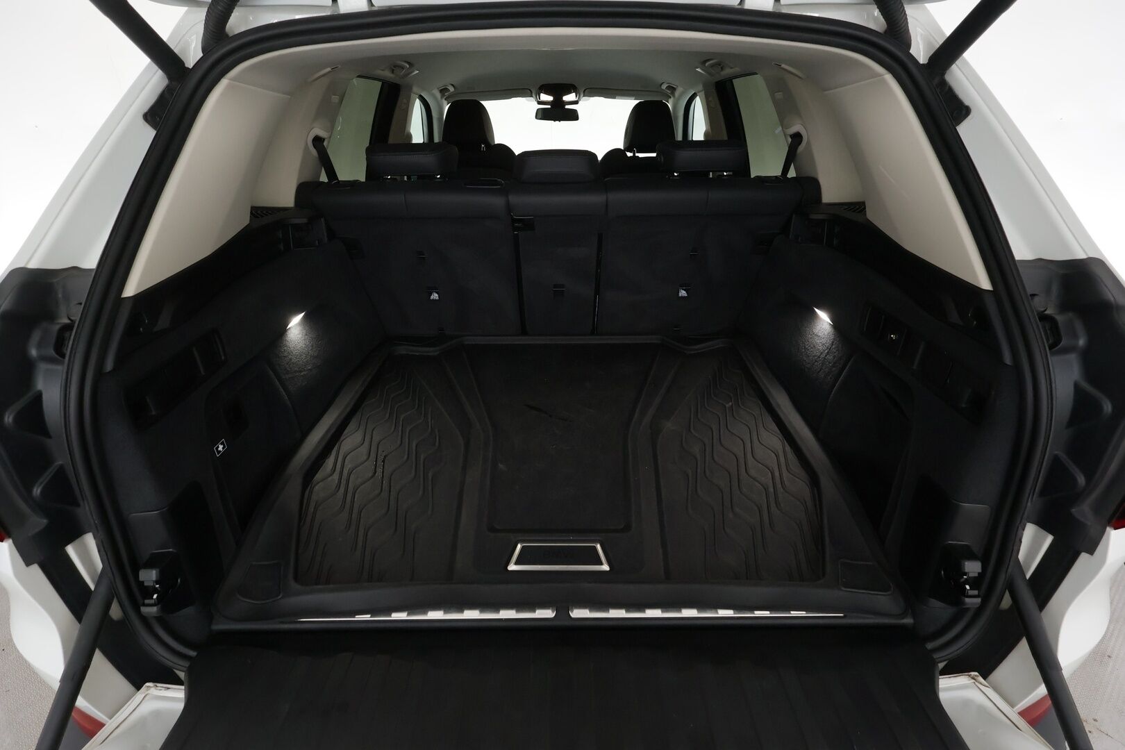 BMW X5 2020 G05 xDrive45e A Charged Edition - | Ilma-alusta | Koukku | ACC | HUD | 360 | Sporttipenkki Muistilla | Navi | Kaistavahti | Katveavustin | Apple&Android | Suomi-auto | Kahdet renkaat |