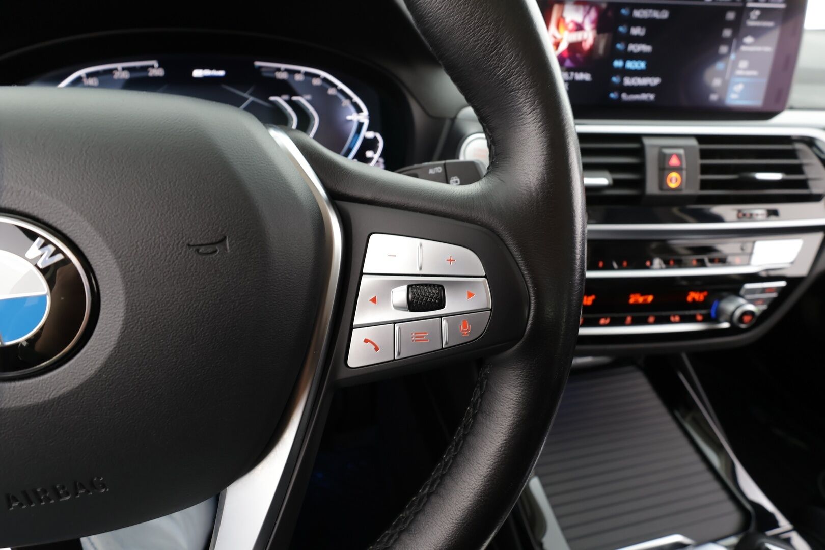 BMW X3 2020 G01 xDrive 30e A Charged Edition xLine * ACC / HUD / Adapt.LED / Hifi / Navi / P.tutkat / Sporttipenkit * - 1.Om Suomi-auto / Kahdet renkaat aluvanteilla / Akku kuntotarkastettu SOH 85,5% / Juuri katsastettu