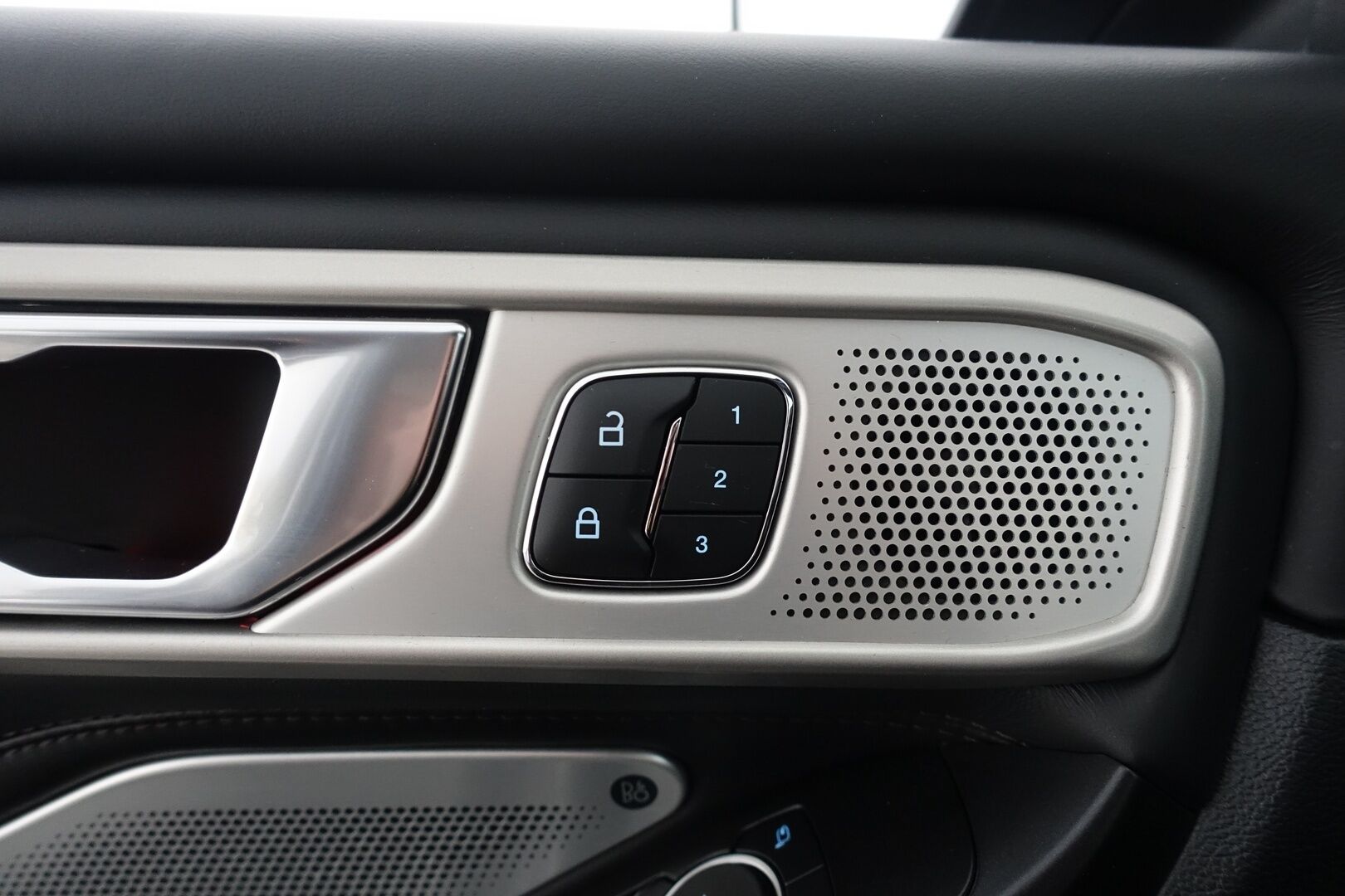 Ford Explorer 2020 3,0 V6 Ecoboost 457hv PHEV A10 AWD Platinum 7-P - | Kattava varustelu! | 7-paikkainen | ACC | B&O | 360 Kamera | Panorama | Hierovat ilmastoidut nahkaistuimet | Digimittaristo | Keyless | Suomi-auto | Muistipenkki | Ratinlämmitin |