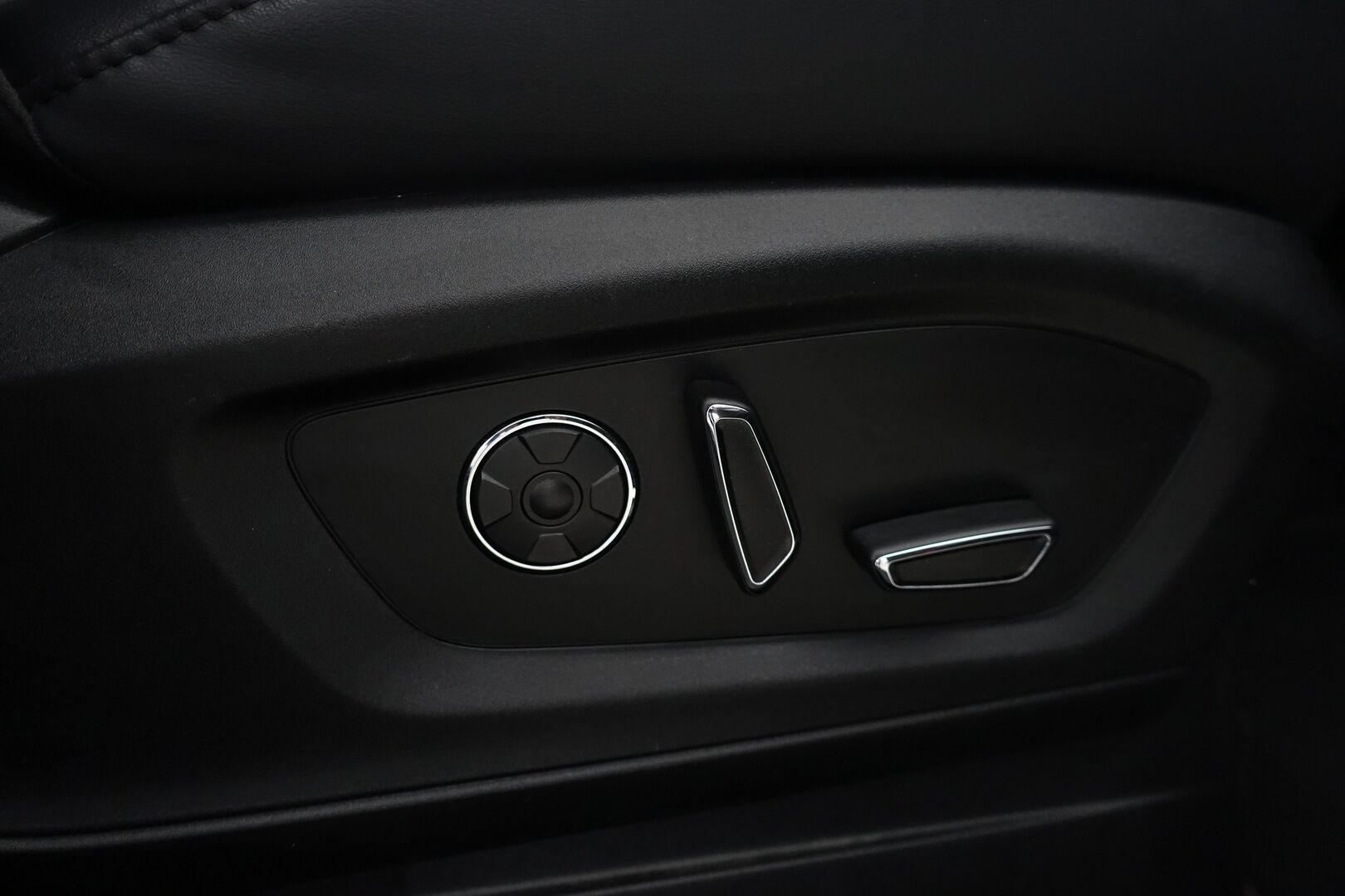 Ford Explorer 2020 3,0 V6 Ecoboost 457hv PHEV A10 AWD Platinum 7-P - | Kattava varustelu! | 7-paikkainen | ACC | B&O | 360 Kamera | Panorama | Hierovat ilmastoidut nahkaistuimet | Digimittaristo | Keyless | Suomi-auto | Muistipenkki | Ratinlämmitin |