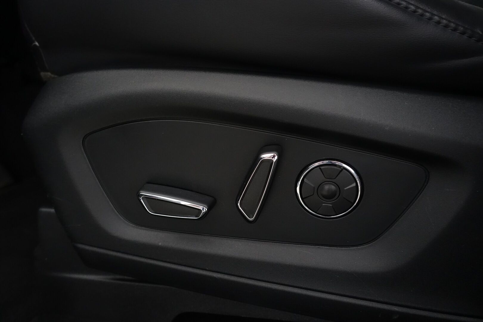 Ford Explorer 2020 3,0 V6 Ecoboost 457hv PHEV A10 AWD Platinum 7-P - | Kattava varustelu! | 7-paikkainen | ACC | B&O | 360 Kamera | Panorama | Hierovat ilmastoidut nahkaistuimet | Digimittaristo | Keyless | Suomi-auto | Muistipenkki | Ratinlämmitin |