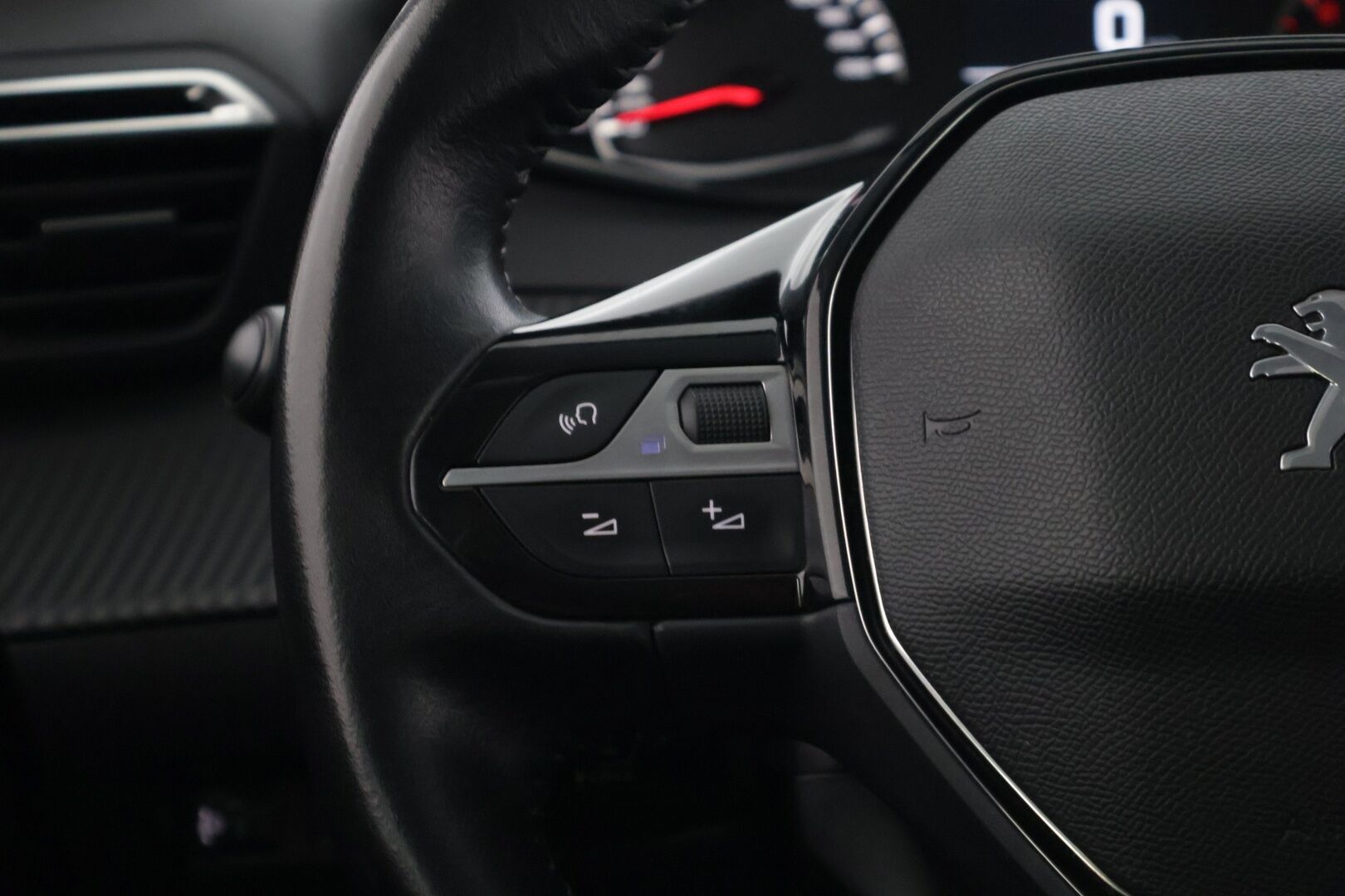 Peugeot 208 2021 Active PureTech 75 * Vakionopeudensäädin / Bluetooth / Kaistavahti / Liikennemerkkien tunnistus / LED-valot * - * 2-omisteinen Suomi-auto / Kahdet renkaat vanteilla! * 